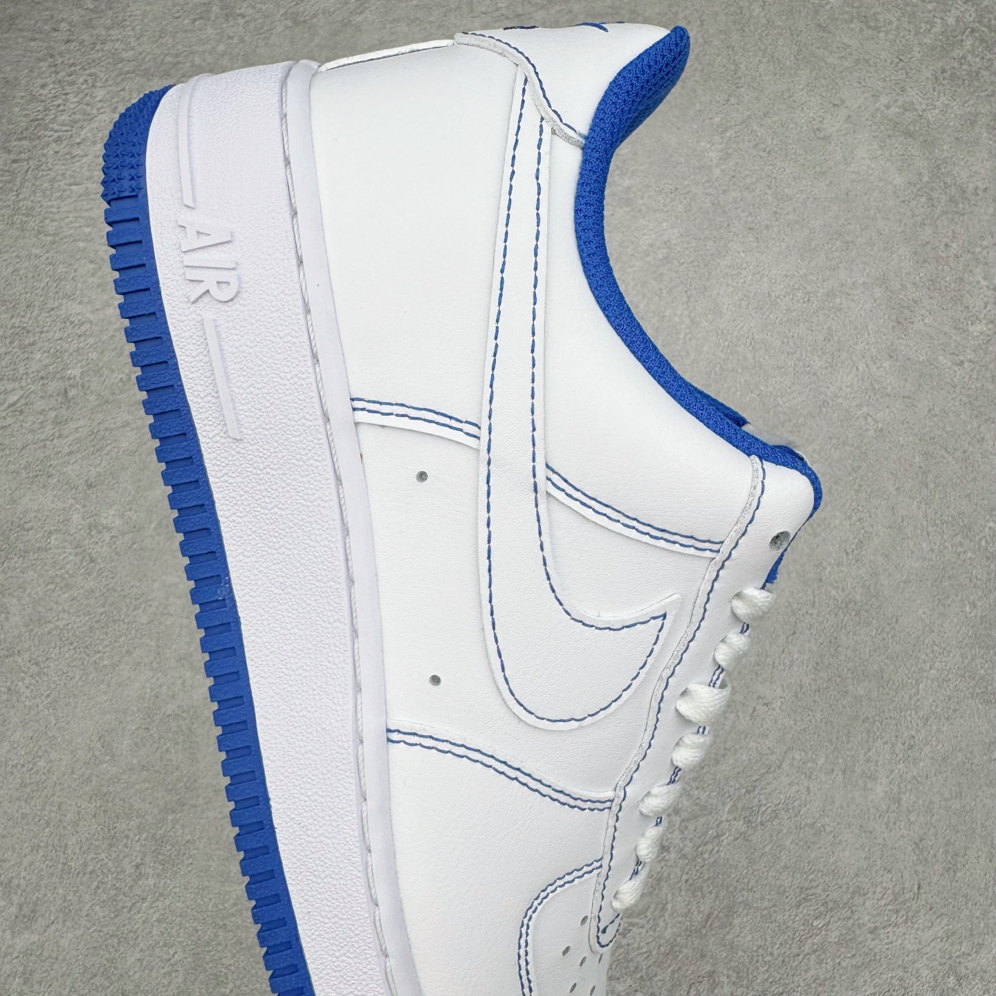 图片[6]-＃XT纯原 NK Air Force 1´07 Low 空军一号低帮百搭休闲运动板鞋 CV1724-101 顶级批次 2022全新楦头鞋型 鱼鳞大底 历时开发三个月 清洁度完美 二维码鞋标 内置芯片及solo气垫 大底高度及其弧度依照正品 钢印 logo刺绣 鞋口弧度 鞋头长度 鞋面冲孔 鞋垫背胶及钢印 完美鞋型对比正品 每一处都是细节满满 柔软、弹性十足的缓震性能和出色的中底设计 横跨复古与现代的外型结合 造就出风靡全球 三十多年的Force 1 直到今天还深受青睐 实拍调校N版已经零色差零失真 百分百还原实物色彩所见即所得 不存在货不对板色差等低级问题 选购参考实物拍摄 不混卖不参货 只用心做好货严格选品 承诺混一赔十 尺码：36 36.5 37.5 38 38.5 39 40 40.5 41 42 42.5 43 44 44.5 45-选品中心