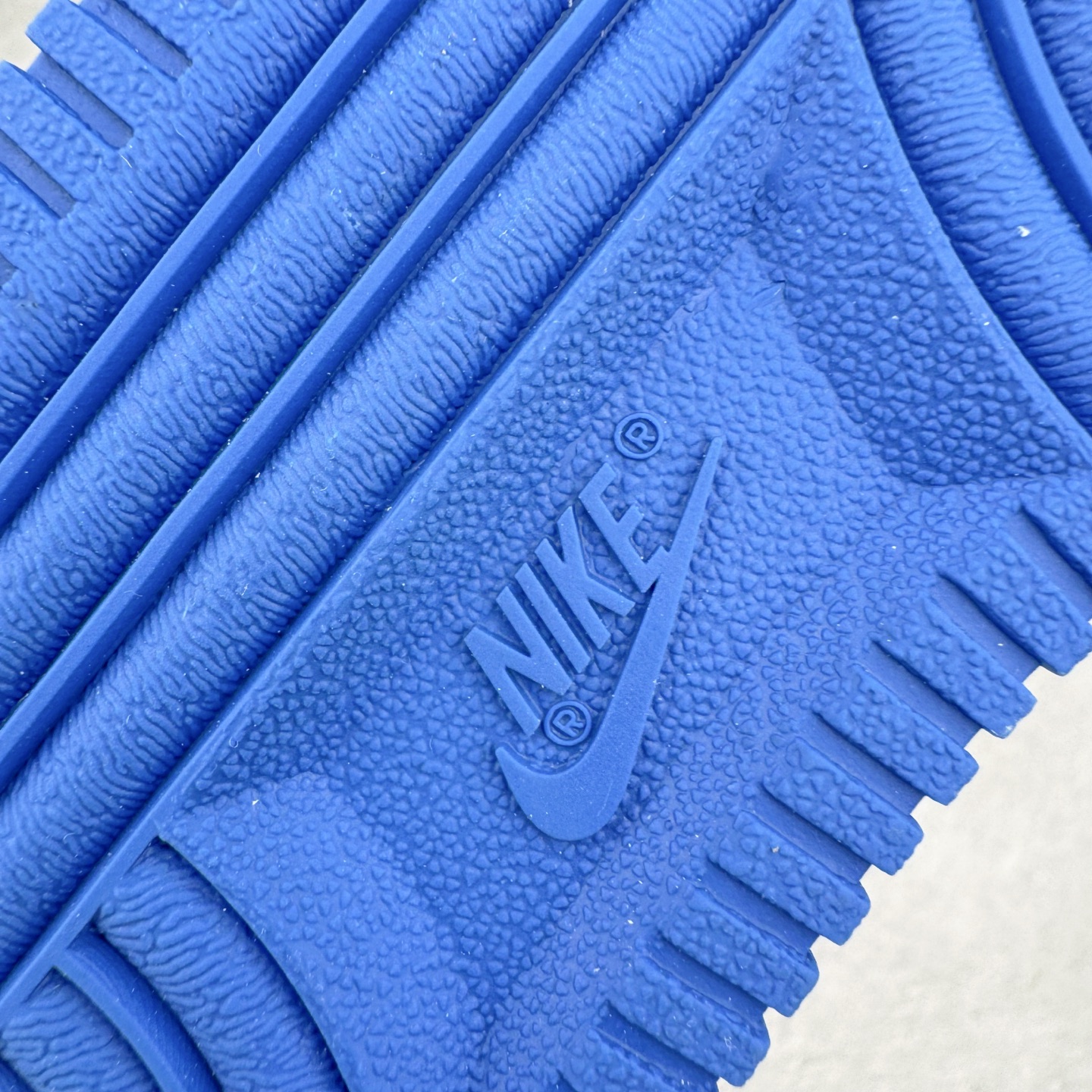 图片[19]-＃XT纯原 NK Air Force 1´07 Low 空军一号低帮百搭休闲运动板鞋 CV1724-101 顶级批次 2022全新楦头鞋型 鱼鳞大底 历时开发三个月 清洁度完美 二维码鞋标 内置芯片及solo气垫 大底高度及其弧度依照正品 钢印 logo刺绣 鞋口弧度 鞋头长度 鞋面冲孔 鞋垫背胶及钢印 完美鞋型对比正品 每一处都是细节满满 柔软、弹性十足的缓震性能和出色的中底设计 横跨复古与现代的外型结合 造就出风靡全球 三十多年的Force 1 直到今天还深受青睐 实拍调校N版已经零色差零失真 百分百还原实物色彩所见即所得 不存在货不对板色差等低级问题 选购参考实物拍摄 不混卖不参货 只用心做好货严格选品 承诺混一赔十 尺码：36 36.5 37.5 38 38.5 39 40 40.5 41 42 42.5 43 44 44.5 45-选品中心