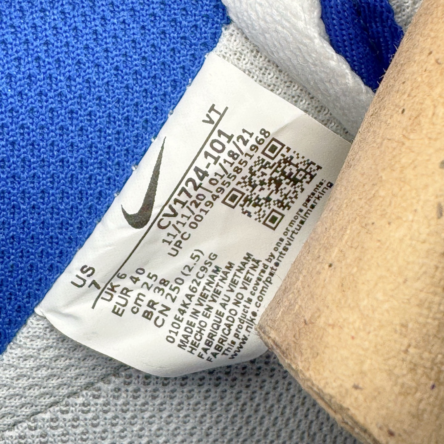 图片[18]-＃XT纯原 NK Air Force 1´07 Low 空军一号低帮百搭休闲运动板鞋 CV1724-101 顶级批次 2022全新楦头鞋型 鱼鳞大底 历时开发三个月 清洁度完美 二维码鞋标 内置芯片及solo气垫 大底高度及其弧度依照正品 钢印 logo刺绣 鞋口弧度 鞋头长度 鞋面冲孔 鞋垫背胶及钢印 完美鞋型对比正品 每一处都是细节满满 柔软、弹性十足的缓震性能和出色的中底设计 横跨复古与现代的外型结合 造就出风靡全球 三十多年的Force 1 直到今天还深受青睐 实拍调校N版已经零色差零失真 百分百还原实物色彩所见即所得 不存在货不对板色差等低级问题 选购参考实物拍摄 不混卖不参货 只用心做好货严格选品 承诺混一赔十 尺码：36 36.5 37.5 38 38.5 39 40 40.5 41 42 42.5 43 44 44.5 45-选品中心