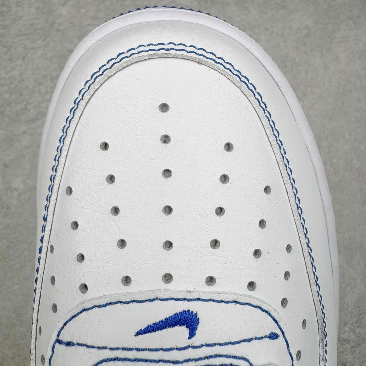 图片[14]-＃XT纯原 NK Air Force 1´07 Low 空军一号低帮百搭休闲运动板鞋 CV1724-101 顶级批次 2022全新楦头鞋型 鱼鳞大底 历时开发三个月 清洁度完美 二维码鞋标 内置芯片及solo气垫 大底高度及其弧度依照正品 钢印 logo刺绣 鞋口弧度 鞋头长度 鞋面冲孔 鞋垫背胶及钢印 完美鞋型对比正品 每一处都是细节满满 柔软、弹性十足的缓震性能和出色的中底设计 横跨复古与现代的外型结合 造就出风靡全球 三十多年的Force 1 直到今天还深受青睐 实拍调校N版已经零色差零失真 百分百还原实物色彩所见即所得 不存在货不对板色差等低级问题 选购参考实物拍摄 不混卖不参货 只用心做好货严格选品 承诺混一赔十 尺码：36 36.5 37.5 38 38.5 39 40 40.5 41 42 42.5 43 44 44.5 45-选品中心