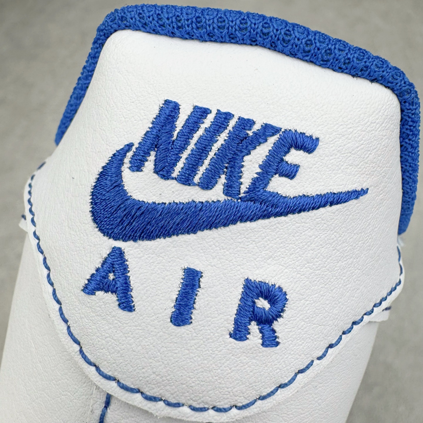 图片[12]-＃XT纯原 NK Air Force 1´07 Low 空军一号低帮百搭休闲运动板鞋 CV1724-101 顶级批次 2022全新楦头鞋型 鱼鳞大底 历时开发三个月 清洁度完美 二维码鞋标 内置芯片及solo气垫 大底高度及其弧度依照正品 钢印 logo刺绣 鞋口弧度 鞋头长度 鞋面冲孔 鞋垫背胶及钢印 完美鞋型对比正品 每一处都是细节满满 柔软、弹性十足的缓震性能和出色的中底设计 横跨复古与现代的外型结合 造就出风靡全球 三十多年的Force 1 直到今天还深受青睐 实拍调校N版已经零色差零失真 百分百还原实物色彩所见即所得 不存在货不对板色差等低级问题 选购参考实物拍摄 不混卖不参货 只用心做好货严格选品 承诺混一赔十 尺码：36 36.5 37.5 38 38.5 39 40 40.5 41 42 42.5 43 44 44.5 45-选品中心