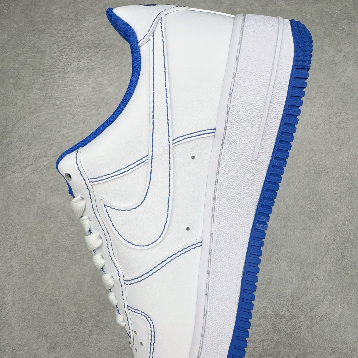 图片[7]-＃XT纯原 NK Air Force 1´07 Low 空军一号低帮百搭休闲运动板鞋 CV1724-101 顶级批次 2022全新楦头鞋型 鱼鳞大底 历时开发三个月 清洁度完美 二维码鞋标 内置芯片及solo气垫 大底高度及其弧度依照正品 钢印 logo刺绣 鞋口弧度 鞋头长度 鞋面冲孔 鞋垫背胶及钢印 完美鞋型对比正品 每一处都是细节满满 柔软、弹性十足的缓震性能和出色的中底设计 横跨复古与现代的外型结合 造就出风靡全球 三十多年的Force 1 直到今天还深受青睐 实拍调校N版已经零色差零失真 百分百还原实物色彩所见即所得 不存在货不对板色差等低级问题 选购参考实物拍摄 不混卖不参货 只用心做好货严格选品 承诺混一赔十 尺码：36 36.5 37.5 38 38.5 39 40 40.5 41 42 42.5 43 44 44.5 45-选品中心