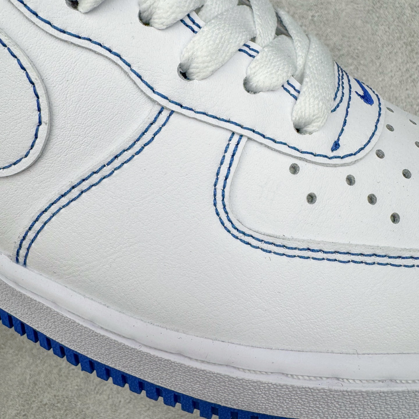 图片[16]-＃XT纯原 NK Air Force 1´07 Low 空军一号低帮百搭休闲运动板鞋 CV1724-101 顶级批次 2022全新楦头鞋型 鱼鳞大底 历时开发三个月 清洁度完美 二维码鞋标 内置芯片及solo气垫 大底高度及其弧度依照正品 钢印 logo刺绣 鞋口弧度 鞋头长度 鞋面冲孔 鞋垫背胶及钢印 完美鞋型对比正品 每一处都是细节满满 柔软、弹性十足的缓震性能和出色的中底设计 横跨复古与现代的外型结合 造就出风靡全球 三十多年的Force 1 直到今天还深受青睐 实拍调校N版已经零色差零失真 百分百还原实物色彩所见即所得 不存在货不对板色差等低级问题 选购参考实物拍摄 不混卖不参货 只用心做好货严格选品 承诺混一赔十 尺码：36 36.5 37.5 38 38.5 39 40 40.5 41 42 42.5 43 44 44.5 45-选品中心