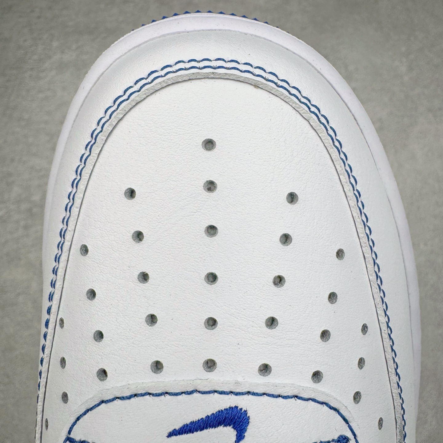 图片[11]-＃XT纯原 NK Air Force 1´07 Low 空军一号低帮百搭休闲运动板鞋 CV1724-101 顶级批次 2022全新楦头鞋型 鱼鳞大底 历时开发三个月 清洁度完美 二维码鞋标 内置芯片及solo气垫 大底高度及其弧度依照正品 钢印 logo刺绣 鞋口弧度 鞋头长度 鞋面冲孔 鞋垫背胶及钢印 完美鞋型对比正品 每一处都是细节满满 柔软、弹性十足的缓震性能和出色的中底设计 横跨复古与现代的外型结合 造就出风靡全球 三十多年的Force 1 直到今天还深受青睐 实拍调校N版已经零色差零失真 百分百还原实物色彩所见即所得 不存在货不对板色差等低级问题 选购参考实物拍摄 不混卖不参货 只用心做好货严格选品 承诺混一赔十 尺码：36 36.5 37.5 38 38.5 39 40 40.5 41 42 42.5 43 44 44.5 45-选品中心