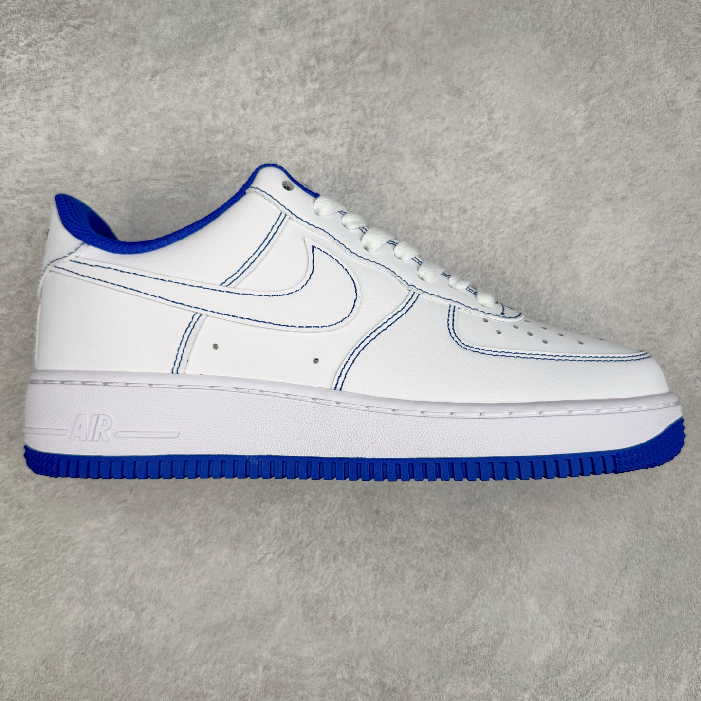 ＃XT纯原 NK Air Force 1´07 Low 空军一号低帮百搭休闲运动板鞋 CV1724-101 顶级批次 2022全新楦头鞋型 鱼鳞大底 历时开发三个月 清洁度完美 二维码鞋标 内置芯片及solo气垫 大底高度及其弧度依照正品 钢印 logo刺绣 鞋口弧度 鞋头长度 鞋面冲孔 鞋垫背胶及钢印 完美鞋型对比正品 每一处都是细节满满 柔软、弹性十足的缓震性能和出色的中底设计 横跨复古与现代的外型结合 造就出风靡全球 三十多年的Force 1 直到今天还深受青睐 实拍调校N版已经零色差零失真 百分百还原实物色彩所见即所得 不存在货不对板色差等低级问题 选购参考实物拍摄 不混卖不参货 只用心做好货严格选品 承诺混一赔十 尺码：36 36.5 37.5 38 38.5 39 40 40.5 41 42 42.5 43 44 44.5 45-选品中心