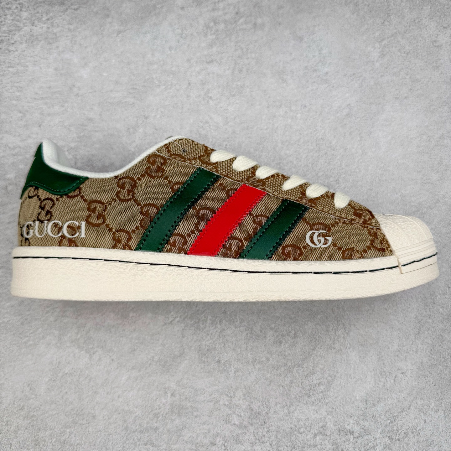 ＃C2 AD Originals Superstar 经典复古贝壳头板鞋 SD6807 诞生于1969年 是第一双将全皮面鞋 身与橡胶鞋头结合在一起的低帮篮球鞋 Superstar最开始 是作为高帮篮球鞋Pro Model的低帮版本而出现的 但因为其独特和醒目的橡胶鞋头造型而让大家熟知 被大家形象地称为\\\”shelltoe\\\”贝壳头 在70年代的美国职业篮球场上 接近3/4的NBA球员都将这双Superstar作为场上用鞋 80年代之后 经过不断的改良和发展 Superstar逐渐成为横跨时装、音乐、街头文化、休闲和运动等各大领域的时尚潮鞋 尺码：36 36.5 37 38 38.5 39 40 40.5 41 42 42.5 43 44 44.5 45-选品中心