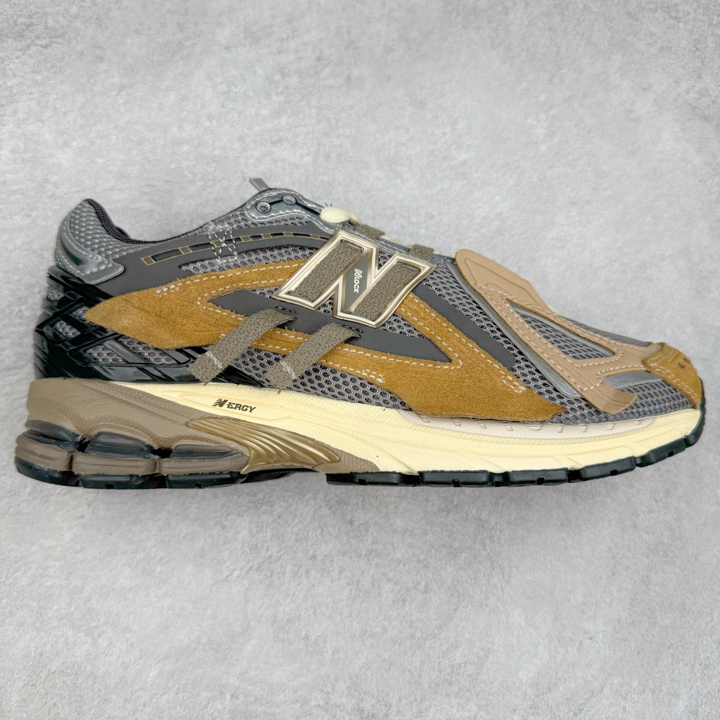 New Balance M1906R NB新百伦系列复古老爹风休闲运动慢跑鞋 日韩出口特供订单 全网最全配色 配套商长期套现长期补货 全新货品 正常出厂触屏不到的单价 超级跑量款 全套原楦原纸板原厂数据开发 进口三明治网面 原装进口翻毛皮料正确绒感卡色 正确中底拉帮中底网布细节 采用轻质牛剖革拼接透气网眼衬垫织物鞋面材质 T-Beam大底提供足步弓支撑 保持步态稳定 后跟搭载外露缓震胶 鞋身整体以各种深浅不一的灰色覆盖 鞋头以淡蓝色调装饰 网眼衬垫通过不规律的色块实现做旧的美感 泛黄的鞋底更是进一步增添了复古气息 尺码：36 37 37.5 38 38.5 39.5 40 40.5 41.5 42 42.5 43 44 45-选品中心