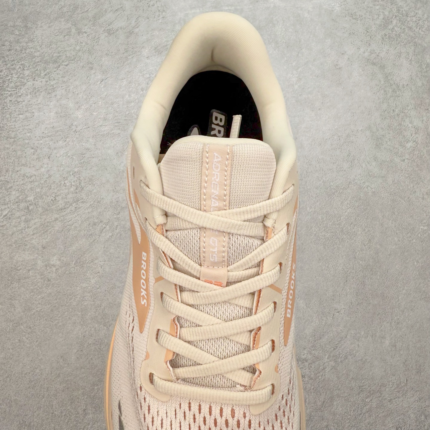 图片[5]-Brooks布鲁克斯 Adrenaline GTS 23 舒适时尚减震透气低帮休闲跑步鞋 Brooks 四大跑鞋之一 百年品牌 跑鞋从外形上基本就能判断这是一款速度跑鞋 简洁干练的外形结构和极强的运动流线型看着非常有速度感 上脚的第一感觉是非常轻 美码9码的鞋单只206g不到 从个人偏好来说 200g左右的竞速鞋最具安全感 鞋面采用单层网布 很薄 前掌使用了大量开放式网眼 排气直接快速 透气性上乘 鞋舌也是轻量化设计 仅为一层麂皮 和脚背完美贴合 鞋舌中央有个防偏穿孔 从实际穿着来看 通常鞋舌都是外偏 如果是防偏穿孔位于中心 防偏效果其实并不十分有效 如果采用趋外侧的偏心设计更有效 鞋帮泡棉填充量不大 但非常紧凑 贴合舒适 包裹稳固 内置硬质TPU保证必要的稳定性 跑鞋中底采用的是DNA FLASH科技材料 DNA FLASH中底科技 是Brooks第一款将氮气注入中底的创新科技 主要原理是借助“超临界流体”发泡技术 将液态氮稳定的转化为气态氮 并使其均匀地形成无数紧密贴合的密闭式气囊结构 尺码：36 36.5 37.5 38 38.5 39 40 40.5 41 42 42.5 43 44 44.5 45 46-选品中心