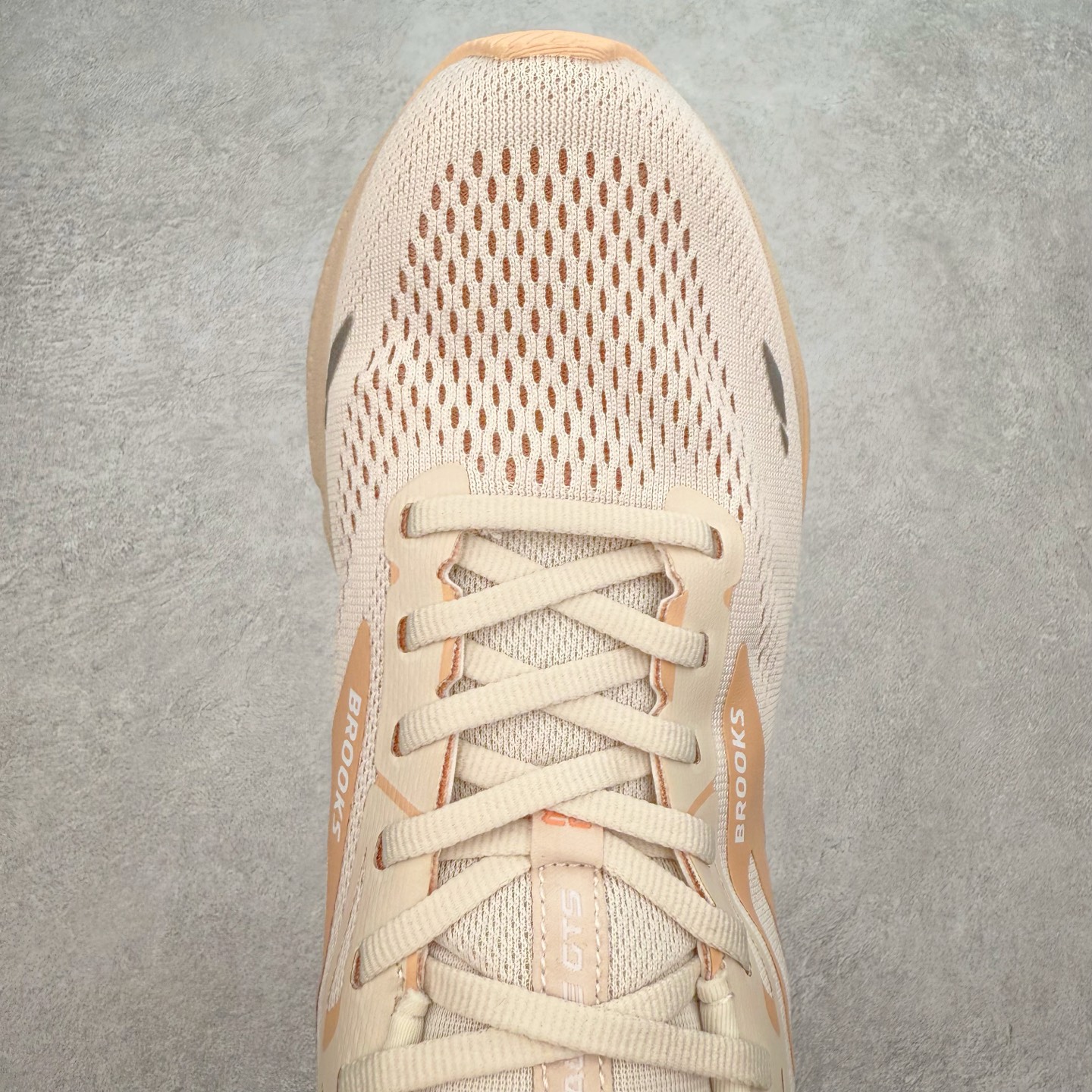 图片[4]-Brooks布鲁克斯 Adrenaline GTS 23 舒适时尚减震透气低帮休闲跑步鞋 Brooks 四大跑鞋之一 百年品牌 跑鞋从外形上基本就能判断这是一款速度跑鞋 简洁干练的外形结构和极强的运动流线型看着非常有速度感 上脚的第一感觉是非常轻 美码9码的鞋单只206g不到 从个人偏好来说 200g左右的竞速鞋最具安全感 鞋面采用单层网布 很薄 前掌使用了大量开放式网眼 排气直接快速 透气性上乘 鞋舌也是轻量化设计 仅为一层麂皮 和脚背完美贴合 鞋舌中央有个防偏穿孔 从实际穿着来看 通常鞋舌都是外偏 如果是防偏穿孔位于中心 防偏效果其实并不十分有效 如果采用趋外侧的偏心设计更有效 鞋帮泡棉填充量不大 但非常紧凑 贴合舒适 包裹稳固 内置硬质TPU保证必要的稳定性 跑鞋中底采用的是DNA FLASH科技材料 DNA FLASH中底科技 是Brooks第一款将氮气注入中底的创新科技 主要原理是借助“超临界流体”发泡技术 将液态氮稳定的转化为气态氮 并使其均匀地形成无数紧密贴合的密闭式气囊结构 尺码：36 36.5 37.5 38 38.5 39 40 40.5 41 42 42.5 43 44 44.5 45 46-选品中心