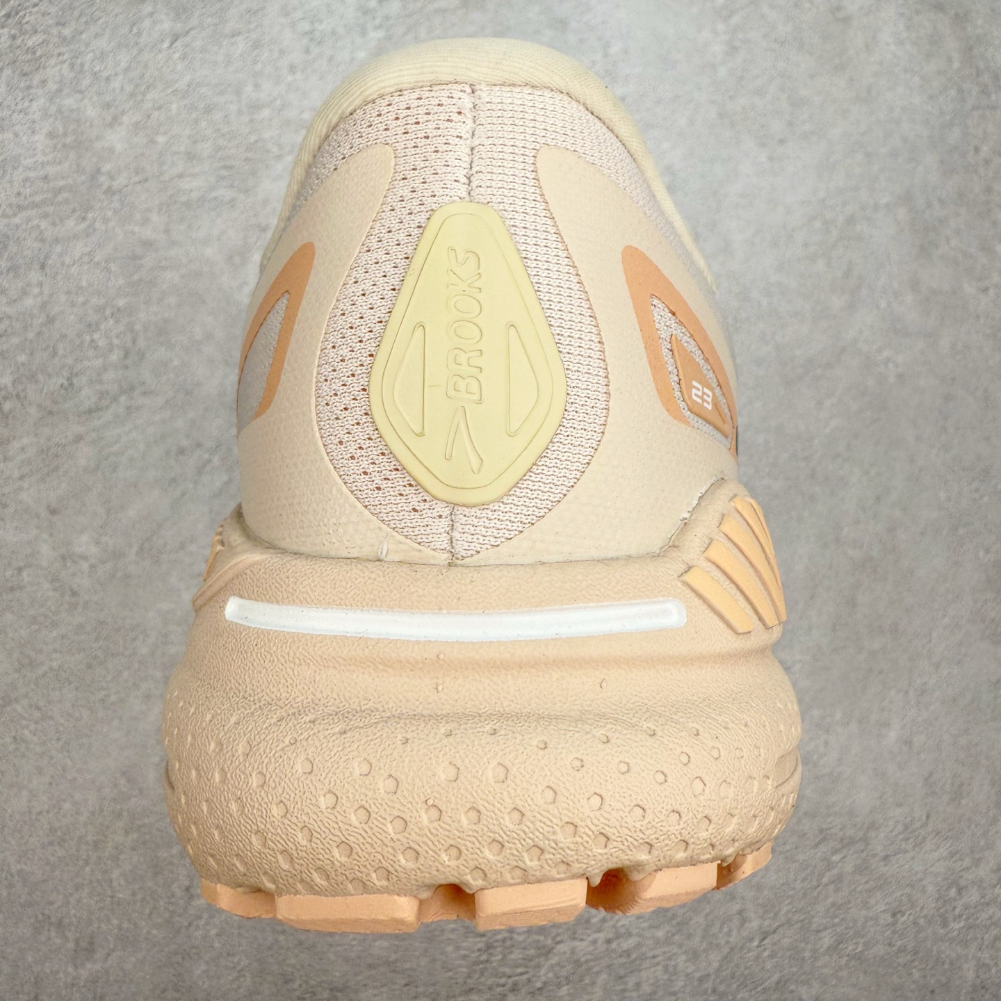 图片[8]-Brooks布鲁克斯 Adrenaline GTS 23 舒适时尚减震透气低帮休闲跑步鞋 Brooks 四大跑鞋之一 百年品牌 跑鞋从外形上基本就能判断这是一款速度跑鞋 简洁干练的外形结构和极强的运动流线型看着非常有速度感 上脚的第一感觉是非常轻 美码9码的鞋单只206g不到 从个人偏好来说 200g左右的竞速鞋最具安全感 鞋面采用单层网布 很薄 前掌使用了大量开放式网眼 排气直接快速 透气性上乘 鞋舌也是轻量化设计 仅为一层麂皮 和脚背完美贴合 鞋舌中央有个防偏穿孔 从实际穿着来看 通常鞋舌都是外偏 如果是防偏穿孔位于中心 防偏效果其实并不十分有效 如果采用趋外侧的偏心设计更有效 鞋帮泡棉填充量不大 但非常紧凑 贴合舒适 包裹稳固 内置硬质TPU保证必要的稳定性 跑鞋中底采用的是DNA FLASH科技材料 DNA FLASH中底科技 是Brooks第一款将氮气注入中底的创新科技 主要原理是借助“超临界流体”发泡技术 将液态氮稳定的转化为气态氮 并使其均匀地形成无数紧密贴合的密闭式气囊结构 尺码：36 36.5 37.5 38 38.5 39 40 40.5 41 42 42.5 43 44 44.5 45 46-选品中心