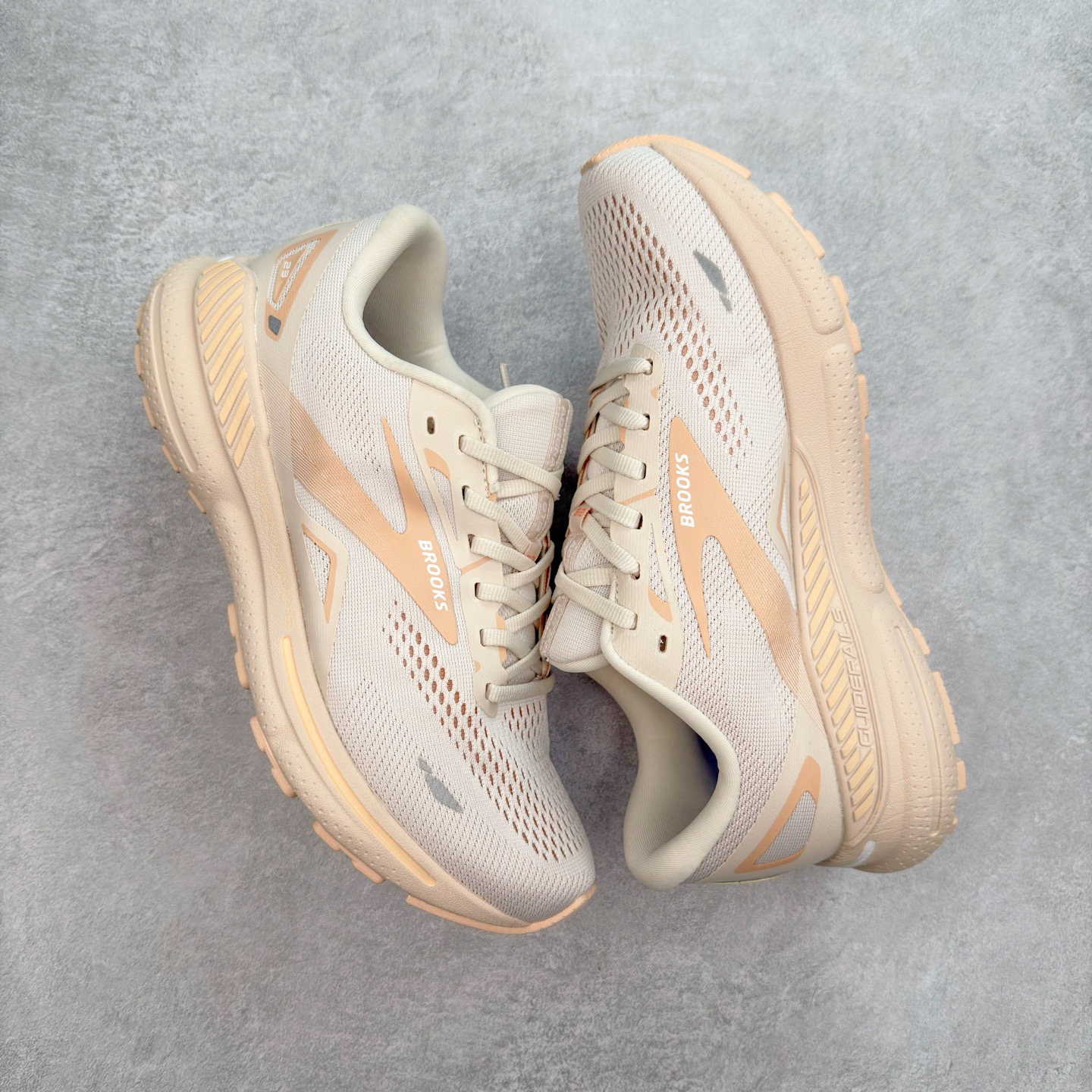 图片[3]-Brooks布鲁克斯 Adrenaline GTS 23 舒适时尚减震透气低帮休闲跑步鞋 Brooks 四大跑鞋之一 百年品牌 跑鞋从外形上基本就能判断这是一款速度跑鞋 简洁干练的外形结构和极强的运动流线型看着非常有速度感 上脚的第一感觉是非常轻 美码9码的鞋单只206g不到 从个人偏好来说 200g左右的竞速鞋最具安全感 鞋面采用单层网布 很薄 前掌使用了大量开放式网眼 排气直接快速 透气性上乘 鞋舌也是轻量化设计 仅为一层麂皮 和脚背完美贴合 鞋舌中央有个防偏穿孔 从实际穿着来看 通常鞋舌都是外偏 如果是防偏穿孔位于中心 防偏效果其实并不十分有效 如果采用趋外侧的偏心设计更有效 鞋帮泡棉填充量不大 但非常紧凑 贴合舒适 包裹稳固 内置硬质TPU保证必要的稳定性 跑鞋中底采用的是DNA FLASH科技材料 DNA FLASH中底科技 是Brooks第一款将氮气注入中底的创新科技 主要原理是借助“超临界流体”发泡技术 将液态氮稳定的转化为气态氮 并使其均匀地形成无数紧密贴合的密闭式气囊结构 尺码：36 36.5 37.5 38 38.5 39 40 40.5 41 42 42.5 43 44 44.5 45 46-选品中心