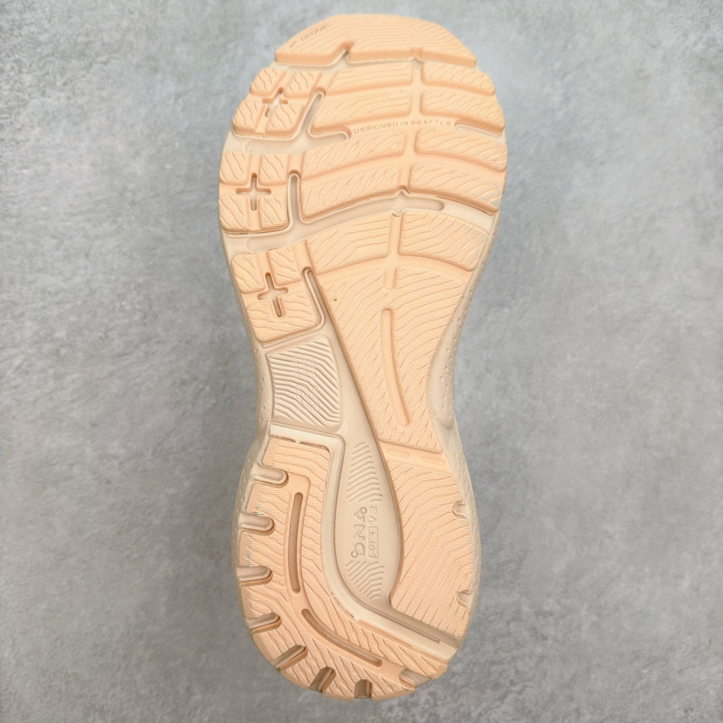 图片[9]-Brooks布鲁克斯 Adrenaline GTS 23 舒适时尚减震透气低帮休闲跑步鞋 Brooks 四大跑鞋之一 百年品牌 跑鞋从外形上基本就能判断这是一款速度跑鞋 简洁干练的外形结构和极强的运动流线型看着非常有速度感 上脚的第一感觉是非常轻 美码9码的鞋单只206g不到 从个人偏好来说 200g左右的竞速鞋最具安全感 鞋面采用单层网布 很薄 前掌使用了大量开放式网眼 排气直接快速 透气性上乘 鞋舌也是轻量化设计 仅为一层麂皮 和脚背完美贴合 鞋舌中央有个防偏穿孔 从实际穿着来看 通常鞋舌都是外偏 如果是防偏穿孔位于中心 防偏效果其实并不十分有效 如果采用趋外侧的偏心设计更有效 鞋帮泡棉填充量不大 但非常紧凑 贴合舒适 包裹稳固 内置硬质TPU保证必要的稳定性 跑鞋中底采用的是DNA FLASH科技材料 DNA FLASH中底科技 是Brooks第一款将氮气注入中底的创新科技 主要原理是借助“超临界流体”发泡技术 将液态氮稳定的转化为气态氮 并使其均匀地形成无数紧密贴合的密闭式气囊结构 尺码：36 36.5 37.5 38 38.5 39 40 40.5 41 42 42.5 43 44 44.5 45 46-选品中心