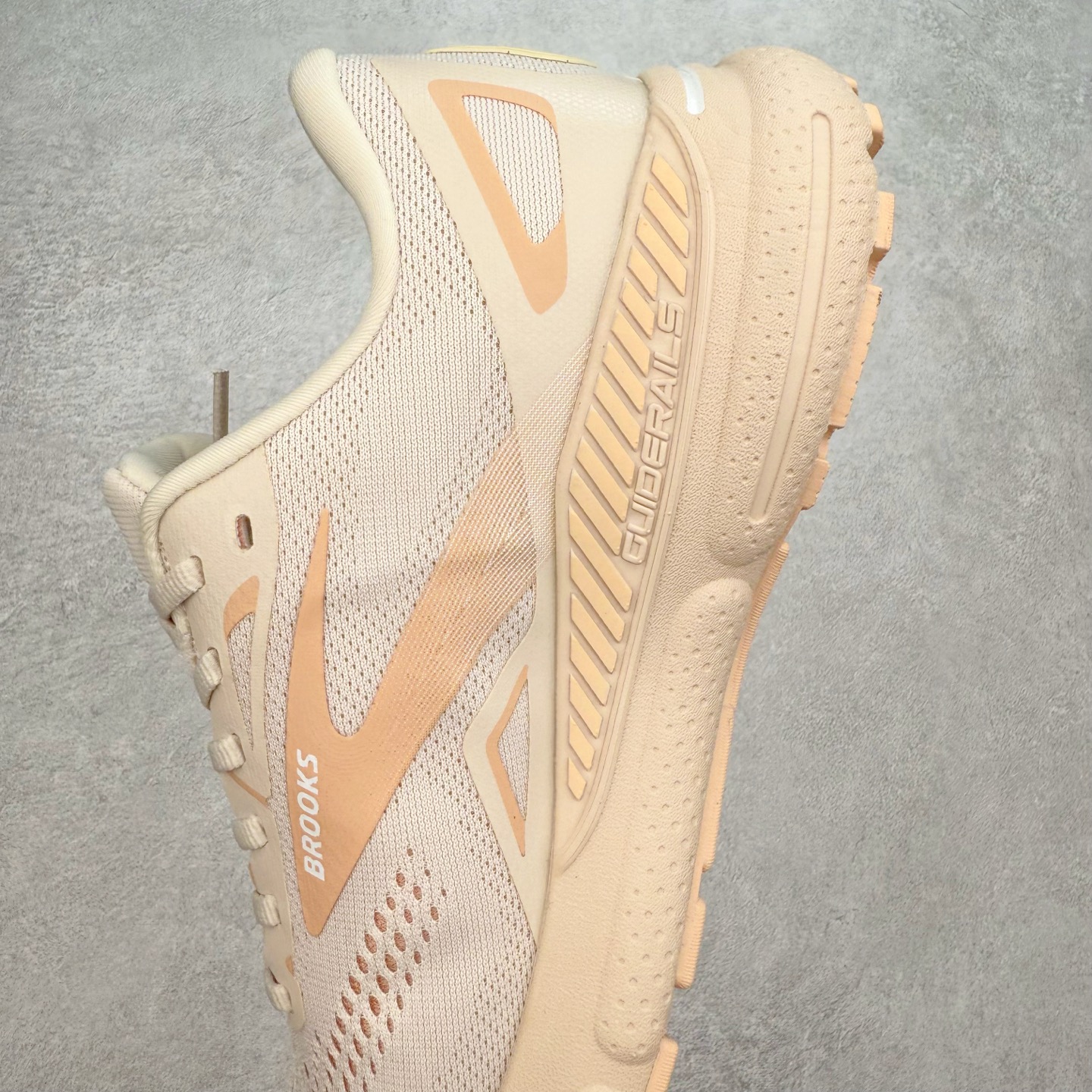 图片[7]-Brooks布鲁克斯 Adrenaline GTS 23 舒适时尚减震透气低帮休闲跑步鞋 Brooks 四大跑鞋之一 百年品牌 跑鞋从外形上基本就能判断这是一款速度跑鞋 简洁干练的外形结构和极强的运动流线型看着非常有速度感 上脚的第一感觉是非常轻 美码9码的鞋单只206g不到 从个人偏好来说 200g左右的竞速鞋最具安全感 鞋面采用单层网布 很薄 前掌使用了大量开放式网眼 排气直接快速 透气性上乘 鞋舌也是轻量化设计 仅为一层麂皮 和脚背完美贴合 鞋舌中央有个防偏穿孔 从实际穿着来看 通常鞋舌都是外偏 如果是防偏穿孔位于中心 防偏效果其实并不十分有效 如果采用趋外侧的偏心设计更有效 鞋帮泡棉填充量不大 但非常紧凑 贴合舒适 包裹稳固 内置硬质TPU保证必要的稳定性 跑鞋中底采用的是DNA FLASH科技材料 DNA FLASH中底科技 是Brooks第一款将氮气注入中底的创新科技 主要原理是借助“超临界流体”发泡技术 将液态氮稳定的转化为气态氮 并使其均匀地形成无数紧密贴合的密闭式气囊结构 尺码：36 36.5 37.5 38 38.5 39 40 40.5 41 42 42.5 43 44 44.5 45 46-选品中心