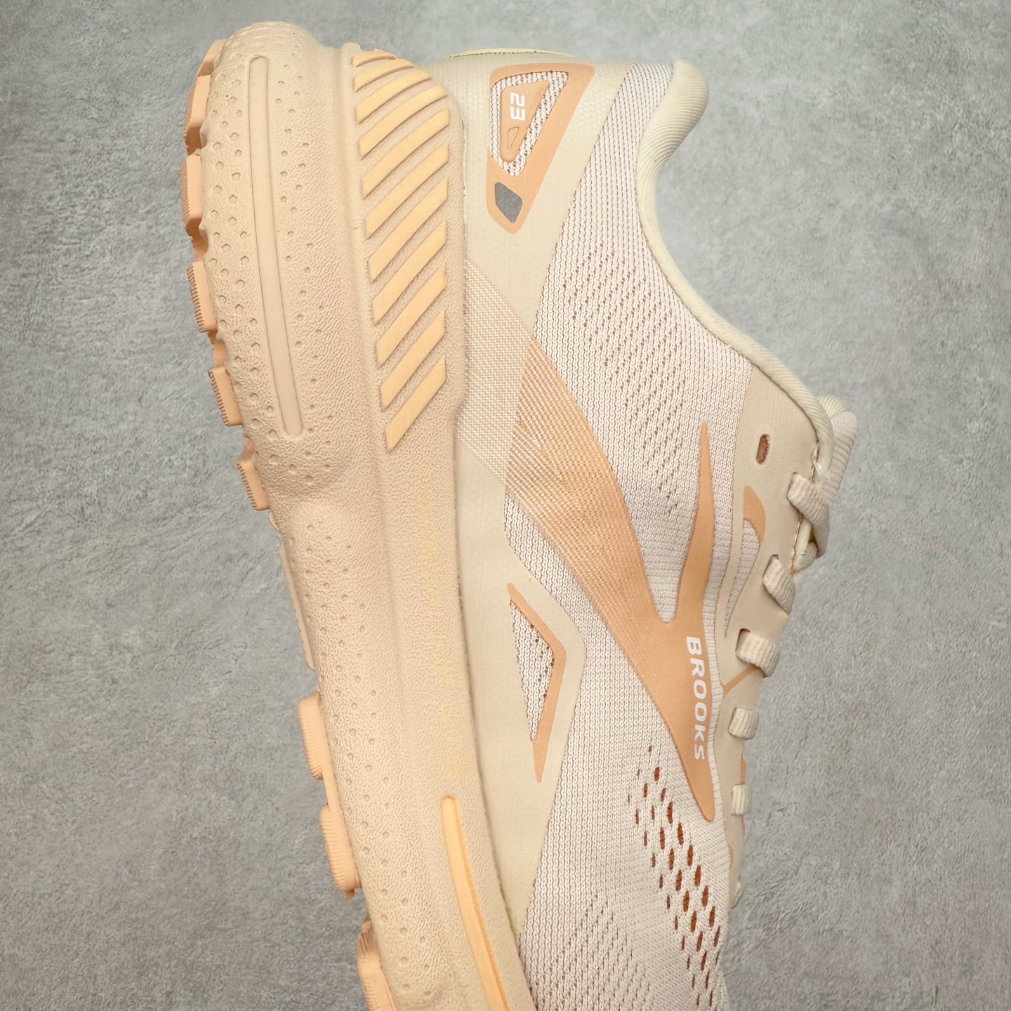 图片[6]-Brooks布鲁克斯 Adrenaline GTS 23 舒适时尚减震透气低帮休闲跑步鞋 Brooks 四大跑鞋之一 百年品牌 跑鞋从外形上基本就能判断这是一款速度跑鞋 简洁干练的外形结构和极强的运动流线型看着非常有速度感 上脚的第一感觉是非常轻 美码9码的鞋单只206g不到 从个人偏好来说 200g左右的竞速鞋最具安全感 鞋面采用单层网布 很薄 前掌使用了大量开放式网眼 排气直接快速 透气性上乘 鞋舌也是轻量化设计 仅为一层麂皮 和脚背完美贴合 鞋舌中央有个防偏穿孔 从实际穿着来看 通常鞋舌都是外偏 如果是防偏穿孔位于中心 防偏效果其实并不十分有效 如果采用趋外侧的偏心设计更有效 鞋帮泡棉填充量不大 但非常紧凑 贴合舒适 包裹稳固 内置硬质TPU保证必要的稳定性 跑鞋中底采用的是DNA FLASH科技材料 DNA FLASH中底科技 是Brooks第一款将氮气注入中底的创新科技 主要原理是借助“超临界流体”发泡技术 将液态氮稳定的转化为气态氮 并使其均匀地形成无数紧密贴合的密闭式气囊结构 尺码：36 36.5 37.5 38 38.5 39 40 40.5 41 42 42.5 43 44 44.5 45 46-选品中心