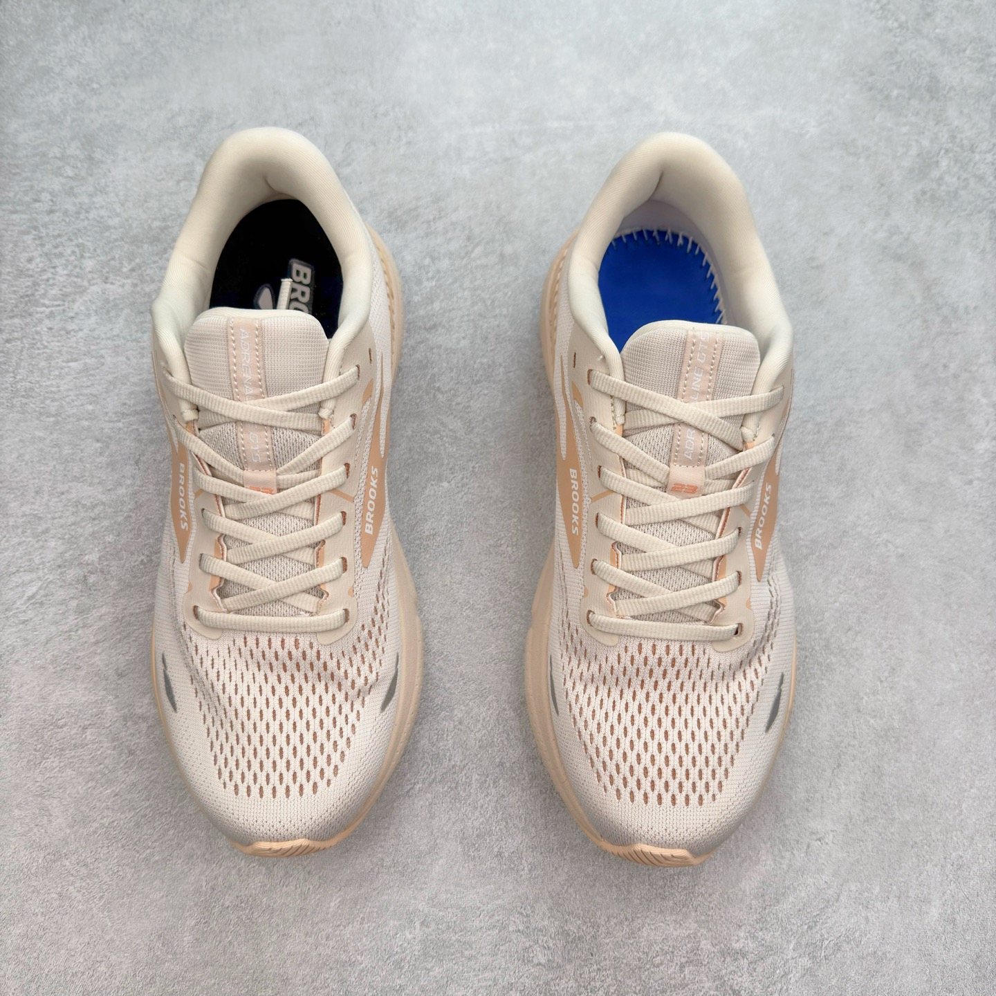 图片[2]-Brooks布鲁克斯 Adrenaline GTS 23 舒适时尚减震透气低帮休闲跑步鞋 Brooks 四大跑鞋之一 百年品牌 跑鞋从外形上基本就能判断这是一款速度跑鞋 简洁干练的外形结构和极强的运动流线型看着非常有速度感 上脚的第一感觉是非常轻 美码9码的鞋单只206g不到 从个人偏好来说 200g左右的竞速鞋最具安全感 鞋面采用单层网布 很薄 前掌使用了大量开放式网眼 排气直接快速 透气性上乘 鞋舌也是轻量化设计 仅为一层麂皮 和脚背完美贴合 鞋舌中央有个防偏穿孔 从实际穿着来看 通常鞋舌都是外偏 如果是防偏穿孔位于中心 防偏效果其实并不十分有效 如果采用趋外侧的偏心设计更有效 鞋帮泡棉填充量不大 但非常紧凑 贴合舒适 包裹稳固 内置硬质TPU保证必要的稳定性 跑鞋中底采用的是DNA FLASH科技材料 DNA FLASH中底科技 是Brooks第一款将氮气注入中底的创新科技 主要原理是借助“超临界流体”发泡技术 将液态氮稳定的转化为气态氮 并使其均匀地形成无数紧密贴合的密闭式气囊结构 尺码：36 36.5 37.5 38 38.5 39 40 40.5 41 42 42.5 43 44 44.5 45 46-选品中心