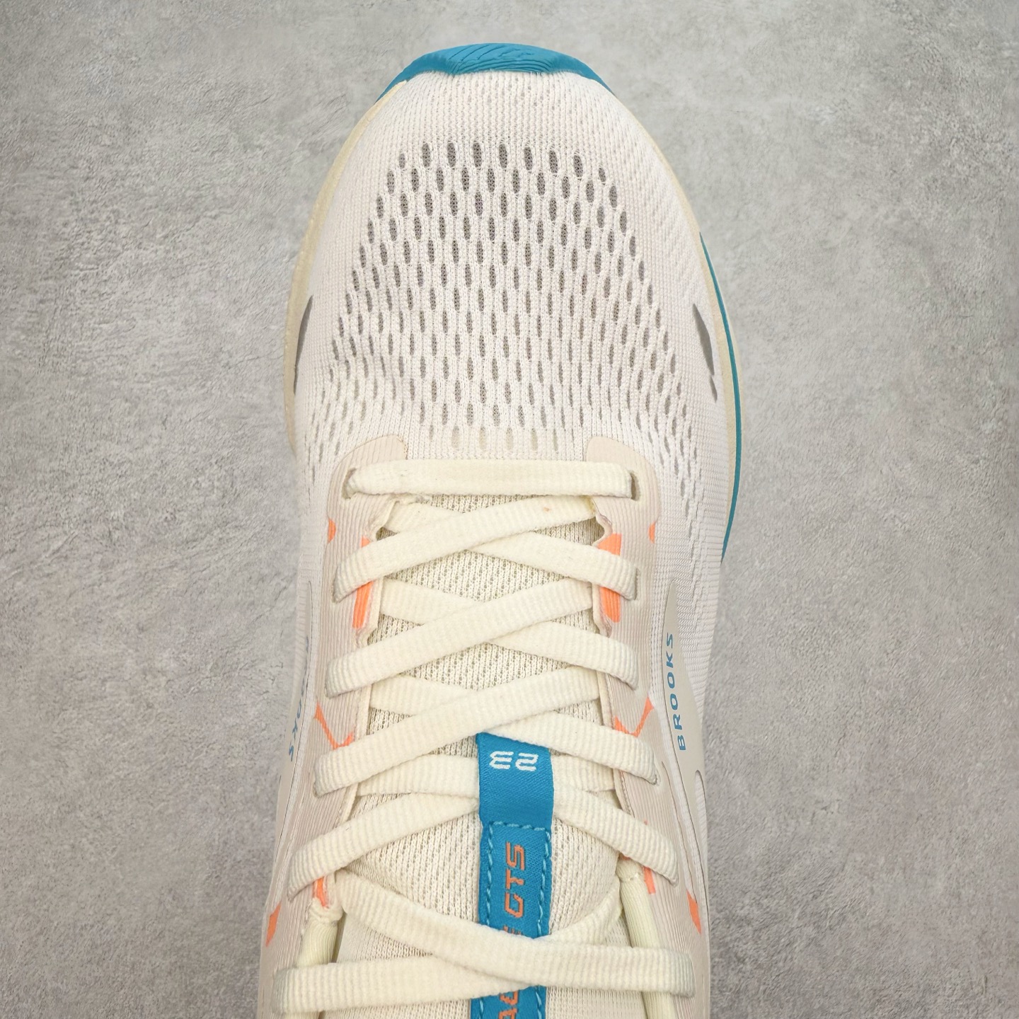 图片[4]-Brooks布鲁克斯 Adrenaline GTS 23 舒适时尚减震透气低帮休闲跑步鞋 Brooks 四大跑鞋之一 百年品牌 跑鞋从外形上基本就能判断这是一款速度跑鞋 简洁干练的外形结构和极强的运动流线型看着非常有速度感 上脚的第一感觉是非常轻 美码9码的鞋单只206g不到 从个人偏好来说 200g左右的竞速鞋最具安全感 鞋面采用单层网布 很薄 前掌使用了大量开放式网眼 排气直接快速 透气性上乘 鞋舌也是轻量化设计 仅为一层麂皮 和脚背完美贴合 鞋舌中央有个防偏穿孔 从实际穿着来看 通常鞋舌都是外偏 如果是防偏穿孔位于中心 防偏效果其实并不十分有效 如果采用趋外侧的偏心设计更有效 鞋帮泡棉填充量不大 但非常紧凑 贴合舒适 包裹稳固 内置硬质TPU保证必要的稳定性 跑鞋中底采用的是DNA FLASH科技材料 DNA FLASH中底科技 是Brooks第一款将氮气注入中底的创新科技 主要原理是借助“超临界流体”发泡技术 将液态氮稳定的转化为气态氮 并使其均匀地形成无数紧密贴合的密闭式气囊结构 尺码：36 36.5 37.5 38 38.5 39 40 40.5 41 42 42.5 43 44 44.5 45 46-选品中心