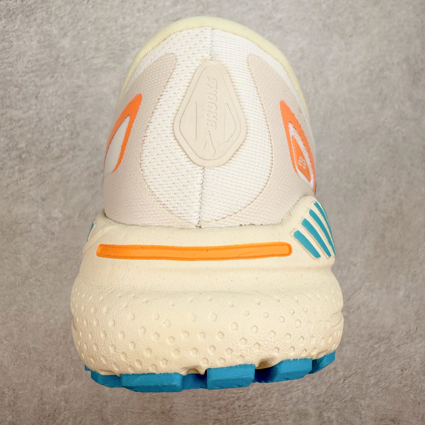 图片[8]-Brooks布鲁克斯 Adrenaline GTS 23 舒适时尚减震透气低帮休闲跑步鞋 Brooks 四大跑鞋之一 百年品牌 跑鞋从外形上基本就能判断这是一款速度跑鞋 简洁干练的外形结构和极强的运动流线型看着非常有速度感 上脚的第一感觉是非常轻 美码9码的鞋单只206g不到 从个人偏好来说 200g左右的竞速鞋最具安全感 鞋面采用单层网布 很薄 前掌使用了大量开放式网眼 排气直接快速 透气性上乘 鞋舌也是轻量化设计 仅为一层麂皮 和脚背完美贴合 鞋舌中央有个防偏穿孔 从实际穿着来看 通常鞋舌都是外偏 如果是防偏穿孔位于中心 防偏效果其实并不十分有效 如果采用趋外侧的偏心设计更有效 鞋帮泡棉填充量不大 但非常紧凑 贴合舒适 包裹稳固 内置硬质TPU保证必要的稳定性 跑鞋中底采用的是DNA FLASH科技材料 DNA FLASH中底科技 是Brooks第一款将氮气注入中底的创新科技 主要原理是借助“超临界流体”发泡技术 将液态氮稳定的转化为气态氮 并使其均匀地形成无数紧密贴合的密闭式气囊结构 尺码：36 36.5 37.5 38 38.5 39 40 40.5 41 42 42.5 43 44 44.5 45 46-选品中心