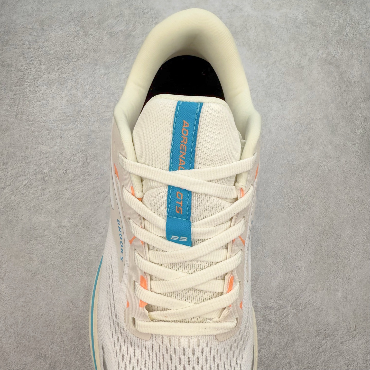 图片[5]-Brooks布鲁克斯 Adrenaline GTS 23 舒适时尚减震透气低帮休闲跑步鞋 Brooks 四大跑鞋之一 百年品牌 跑鞋从外形上基本就能判断这是一款速度跑鞋 简洁干练的外形结构和极强的运动流线型看着非常有速度感 上脚的第一感觉是非常轻 美码9码的鞋单只206g不到 从个人偏好来说 200g左右的竞速鞋最具安全感 鞋面采用单层网布 很薄 前掌使用了大量开放式网眼 排气直接快速 透气性上乘 鞋舌也是轻量化设计 仅为一层麂皮 和脚背完美贴合 鞋舌中央有个防偏穿孔 从实际穿着来看 通常鞋舌都是外偏 如果是防偏穿孔位于中心 防偏效果其实并不十分有效 如果采用趋外侧的偏心设计更有效 鞋帮泡棉填充量不大 但非常紧凑 贴合舒适 包裹稳固 内置硬质TPU保证必要的稳定性 跑鞋中底采用的是DNA FLASH科技材料 DNA FLASH中底科技 是Brooks第一款将氮气注入中底的创新科技 主要原理是借助“超临界流体”发泡技术 将液态氮稳定的转化为气态氮 并使其均匀地形成无数紧密贴合的密闭式气囊结构 尺码：36 36.5 37.5 38 38.5 39 40 40.5 41 42 42.5 43 44 44.5 45 46-选品中心