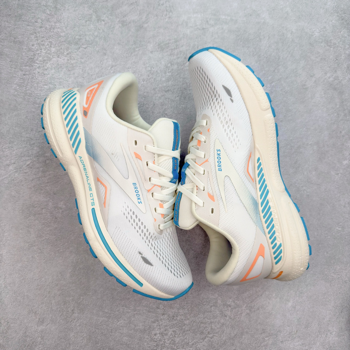 图片[3]-Brooks布鲁克斯 Adrenaline GTS 23 舒适时尚减震透气低帮休闲跑步鞋 Brooks 四大跑鞋之一 百年品牌 跑鞋从外形上基本就能判断这是一款速度跑鞋 简洁干练的外形结构和极强的运动流线型看着非常有速度感 上脚的第一感觉是非常轻 美码9码的鞋单只206g不到 从个人偏好来说 200g左右的竞速鞋最具安全感 鞋面采用单层网布 很薄 前掌使用了大量开放式网眼 排气直接快速 透气性上乘 鞋舌也是轻量化设计 仅为一层麂皮 和脚背完美贴合 鞋舌中央有个防偏穿孔 从实际穿着来看 通常鞋舌都是外偏 如果是防偏穿孔位于中心 防偏效果其实并不十分有效 如果采用趋外侧的偏心设计更有效 鞋帮泡棉填充量不大 但非常紧凑 贴合舒适 包裹稳固 内置硬质TPU保证必要的稳定性 跑鞋中底采用的是DNA FLASH科技材料 DNA FLASH中底科技 是Brooks第一款将氮气注入中底的创新科技 主要原理是借助“超临界流体”发泡技术 将液态氮稳定的转化为气态氮 并使其均匀地形成无数紧密贴合的密闭式气囊结构 尺码：36 36.5 37.5 38 38.5 39 40 40.5 41 42 42.5 43 44 44.5 45 46-选品中心