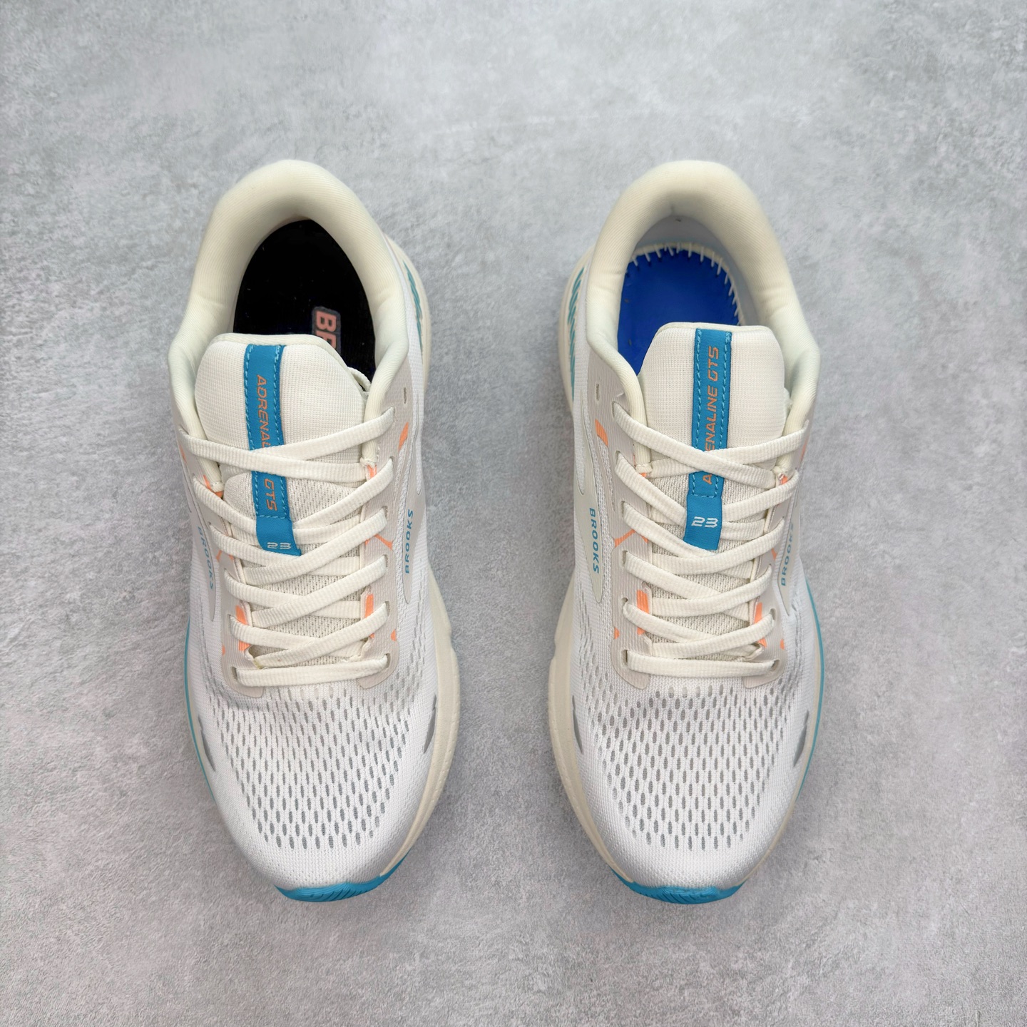 图片[2]-Brooks布鲁克斯 Adrenaline GTS 23 舒适时尚减震透气低帮休闲跑步鞋 Brooks 四大跑鞋之一 百年品牌 跑鞋从外形上基本就能判断这是一款速度跑鞋 简洁干练的外形结构和极强的运动流线型看着非常有速度感 上脚的第一感觉是非常轻 美码9码的鞋单只206g不到 从个人偏好来说 200g左右的竞速鞋最具安全感 鞋面采用单层网布 很薄 前掌使用了大量开放式网眼 排气直接快速 透气性上乘 鞋舌也是轻量化设计 仅为一层麂皮 和脚背完美贴合 鞋舌中央有个防偏穿孔 从实际穿着来看 通常鞋舌都是外偏 如果是防偏穿孔位于中心 防偏效果其实并不十分有效 如果采用趋外侧的偏心设计更有效 鞋帮泡棉填充量不大 但非常紧凑 贴合舒适 包裹稳固 内置硬质TPU保证必要的稳定性 跑鞋中底采用的是DNA FLASH科技材料 DNA FLASH中底科技 是Brooks第一款将氮气注入中底的创新科技 主要原理是借助“超临界流体”发泡技术 将液态氮稳定的转化为气态氮 并使其均匀地形成无数紧密贴合的密闭式气囊结构 尺码：36 36.5 37.5 38 38.5 39 40 40.5 41 42 42.5 43 44 44.5 45 46-选品中心