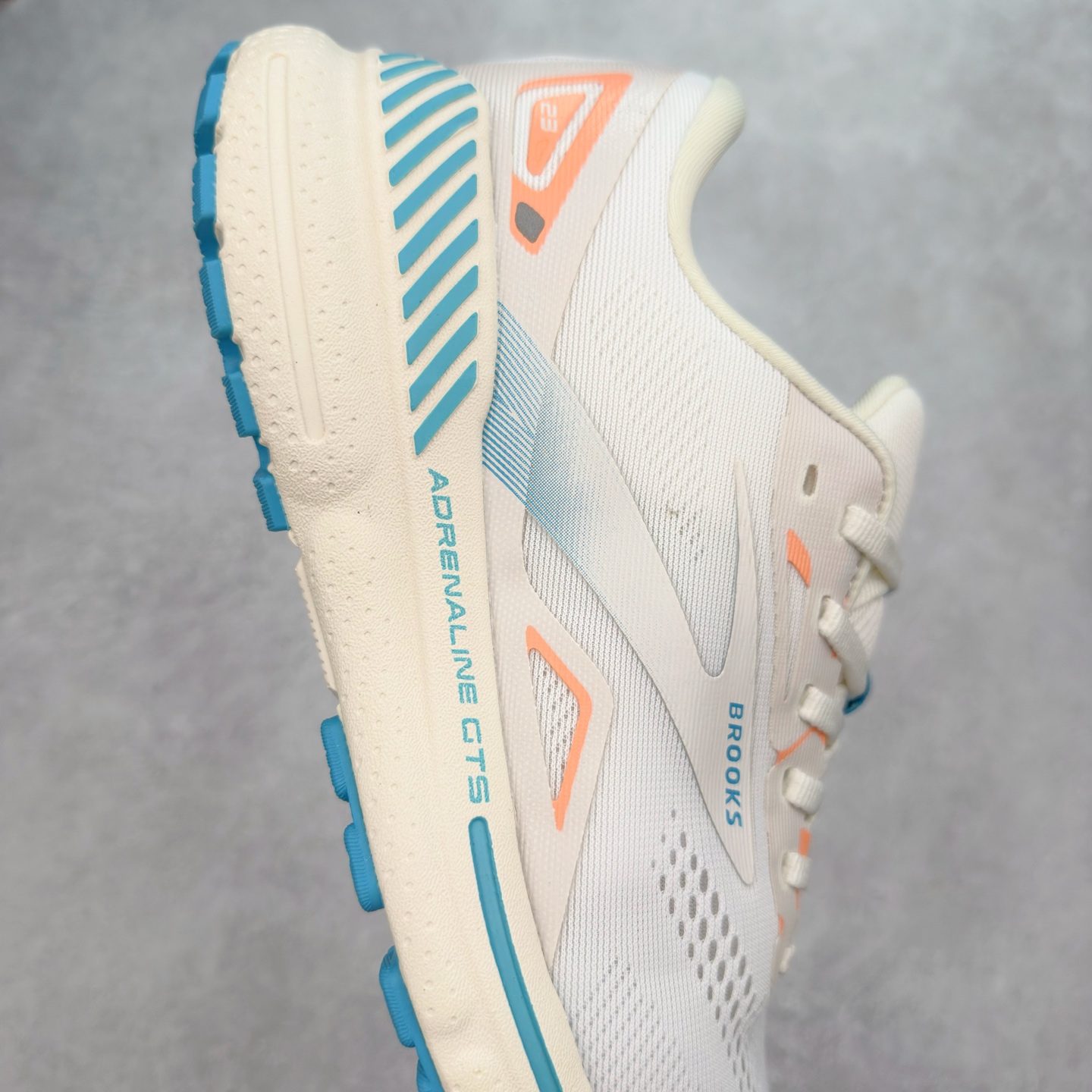 图片[6]-Brooks布鲁克斯 Adrenaline GTS 23 舒适时尚减震透气低帮休闲跑步鞋 Brooks 四大跑鞋之一 百年品牌 跑鞋从外形上基本就能判断这是一款速度跑鞋 简洁干练的外形结构和极强的运动流线型看着非常有速度感 上脚的第一感觉是非常轻 美码9码的鞋单只206g不到 从个人偏好来说 200g左右的竞速鞋最具安全感 鞋面采用单层网布 很薄 前掌使用了大量开放式网眼 排气直接快速 透气性上乘 鞋舌也是轻量化设计 仅为一层麂皮 和脚背完美贴合 鞋舌中央有个防偏穿孔 从实际穿着来看 通常鞋舌都是外偏 如果是防偏穿孔位于中心 防偏效果其实并不十分有效 如果采用趋外侧的偏心设计更有效 鞋帮泡棉填充量不大 但非常紧凑 贴合舒适 包裹稳固 内置硬质TPU保证必要的稳定性 跑鞋中底采用的是DNA FLASH科技材料 DNA FLASH中底科技 是Brooks第一款将氮气注入中底的创新科技 主要原理是借助“超临界流体”发泡技术 将液态氮稳定的转化为气态氮 并使其均匀地形成无数紧密贴合的密闭式气囊结构 尺码：36 36.5 37.5 38 38.5 39 40 40.5 41 42 42.5 43 44 44.5 45 46-选品中心