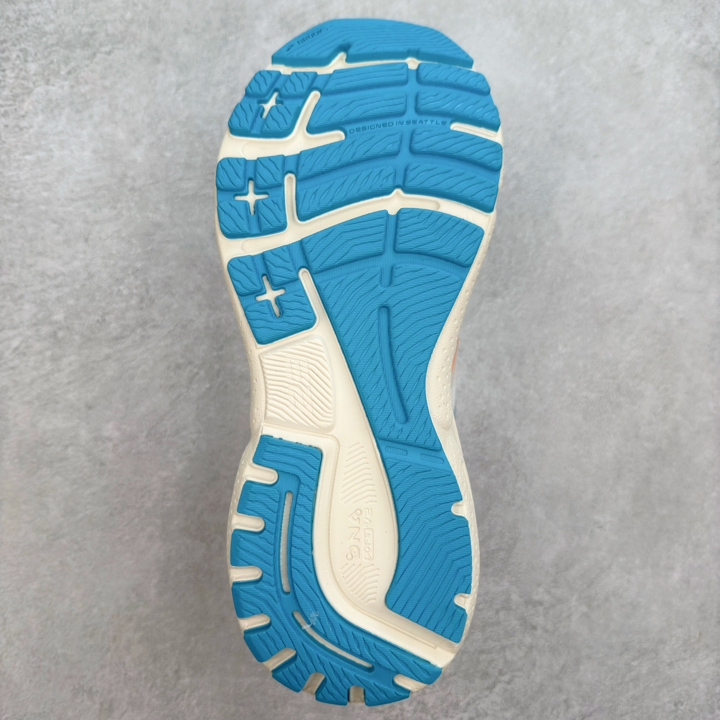 图片[9]-Brooks布鲁克斯 Adrenaline GTS 23 舒适时尚减震透气低帮休闲跑步鞋 Brooks 四大跑鞋之一 百年品牌 跑鞋从外形上基本就能判断这是一款速度跑鞋 简洁干练的外形结构和极强的运动流线型看着非常有速度感 上脚的第一感觉是非常轻 美码9码的鞋单只206g不到 从个人偏好来说 200g左右的竞速鞋最具安全感 鞋面采用单层网布 很薄 前掌使用了大量开放式网眼 排气直接快速 透气性上乘 鞋舌也是轻量化设计 仅为一层麂皮 和脚背完美贴合 鞋舌中央有个防偏穿孔 从实际穿着来看 通常鞋舌都是外偏 如果是防偏穿孔位于中心 防偏效果其实并不十分有效 如果采用趋外侧的偏心设计更有效 鞋帮泡棉填充量不大 但非常紧凑 贴合舒适 包裹稳固 内置硬质TPU保证必要的稳定性 跑鞋中底采用的是DNA FLASH科技材料 DNA FLASH中底科技 是Brooks第一款将氮气注入中底的创新科技 主要原理是借助“超临界流体”发泡技术 将液态氮稳定的转化为气态氮 并使其均匀地形成无数紧密贴合的密闭式气囊结构 尺码：36 36.5 37.5 38 38.5 39 40 40.5 41 42 42.5 43 44 44.5 45 46-选品中心