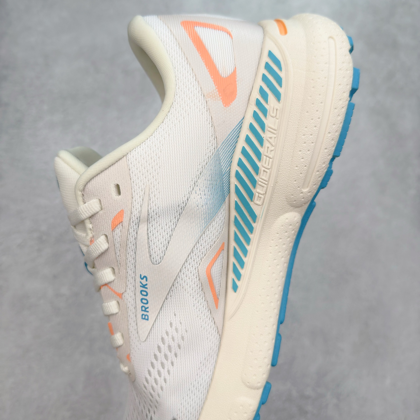 图片[7]-Brooks布鲁克斯 Adrenaline GTS 23 舒适时尚减震透气低帮休闲跑步鞋 Brooks 四大跑鞋之一 百年品牌 跑鞋从外形上基本就能判断这是一款速度跑鞋 简洁干练的外形结构和极强的运动流线型看着非常有速度感 上脚的第一感觉是非常轻 美码9码的鞋单只206g不到 从个人偏好来说 200g左右的竞速鞋最具安全感 鞋面采用单层网布 很薄 前掌使用了大量开放式网眼 排气直接快速 透气性上乘 鞋舌也是轻量化设计 仅为一层麂皮 和脚背完美贴合 鞋舌中央有个防偏穿孔 从实际穿着来看 通常鞋舌都是外偏 如果是防偏穿孔位于中心 防偏效果其实并不十分有效 如果采用趋外侧的偏心设计更有效 鞋帮泡棉填充量不大 但非常紧凑 贴合舒适 包裹稳固 内置硬质TPU保证必要的稳定性 跑鞋中底采用的是DNA FLASH科技材料 DNA FLASH中底科技 是Brooks第一款将氮气注入中底的创新科技 主要原理是借助“超临界流体”发泡技术 将液态氮稳定的转化为气态氮 并使其均匀地形成无数紧密贴合的密闭式气囊结构 尺码：36 36.5 37.5 38 38.5 39 40 40.5 41 42 42.5 43 44 44.5 45 46-选品中心