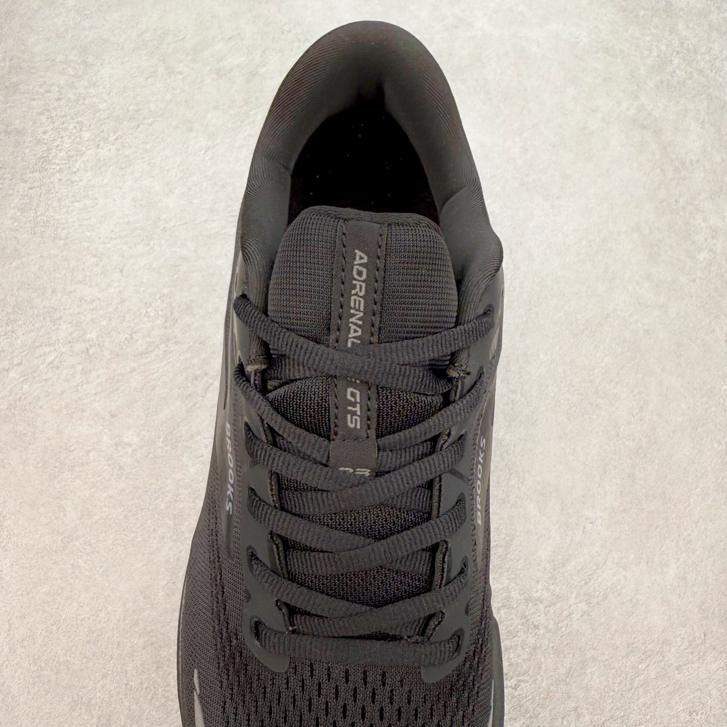 图片[5]-Brooks布鲁克斯 Adrenaline GTS 23 舒适时尚减震透气低帮休闲跑步鞋 Brooks 四大跑鞋之一 百年品牌 跑鞋从外形上基本就能判断这是一款速度跑鞋 简洁干练的外形结构和极强的运动流线型看着非常有速度感 上脚的第一感觉是非常轻 美码9码的鞋单只206g不到 从个人偏好来说 200g左右的竞速鞋最具安全感 鞋面采用单层网布 很薄 前掌使用了大量开放式网眼 排气直接快速 透气性上乘 鞋舌也是轻量化设计 仅为一层麂皮 和脚背完美贴合 鞋舌中央有个防偏穿孔 从实际穿着来看 通常鞋舌都是外偏 如果是防偏穿孔位于中心 防偏效果其实并不十分有效 如果采用趋外侧的偏心设计更有效 鞋帮泡棉填充量不大 但非常紧凑 贴合舒适 包裹稳固 内置硬质TPU保证必要的稳定性 跑鞋中底采用的是DNA FLASH科技材料 DNA FLASH中底科技 是Brooks第一款将氮气注入中底的创新科技 主要原理是借助“超临界流体”发泡技术 将液态氮稳定的转化为气态氮 并使其均匀地形成无数紧密贴合的密闭式气囊结构 尺码：36 36.5 37.5 38 38.5 39 40 40.5 41 42 42.5 43 44 44.5 45 46-选品中心