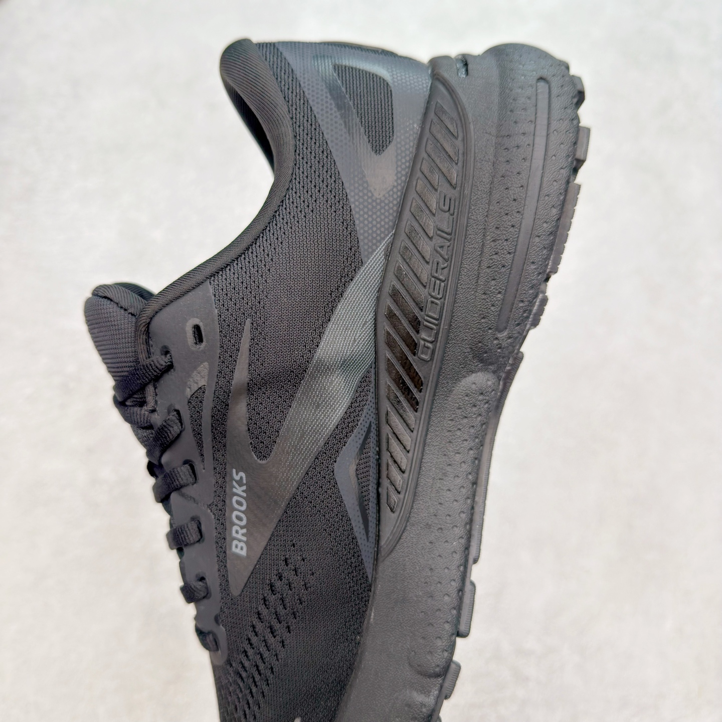 图片[7]-Brooks布鲁克斯 Adrenaline GTS 23 舒适时尚减震透气低帮休闲跑步鞋 Brooks 四大跑鞋之一 百年品牌 跑鞋从外形上基本就能判断这是一款速度跑鞋 简洁干练的外形结构和极强的运动流线型看着非常有速度感 上脚的第一感觉是非常轻 美码9码的鞋单只206g不到 从个人偏好来说 200g左右的竞速鞋最具安全感 鞋面采用单层网布 很薄 前掌使用了大量开放式网眼 排气直接快速 透气性上乘 鞋舌也是轻量化设计 仅为一层麂皮 和脚背完美贴合 鞋舌中央有个防偏穿孔 从实际穿着来看 通常鞋舌都是外偏 如果是防偏穿孔位于中心 防偏效果其实并不十分有效 如果采用趋外侧的偏心设计更有效 鞋帮泡棉填充量不大 但非常紧凑 贴合舒适 包裹稳固 内置硬质TPU保证必要的稳定性 跑鞋中底采用的是DNA FLASH科技材料 DNA FLASH中底科技 是Brooks第一款将氮气注入中底的创新科技 主要原理是借助“超临界流体”发泡技术 将液态氮稳定的转化为气态氮 并使其均匀地形成无数紧密贴合的密闭式气囊结构 尺码：36 36.5 37.5 38 38.5 39 40 40.5 41 42 42.5 43 44 44.5 45 46-选品中心