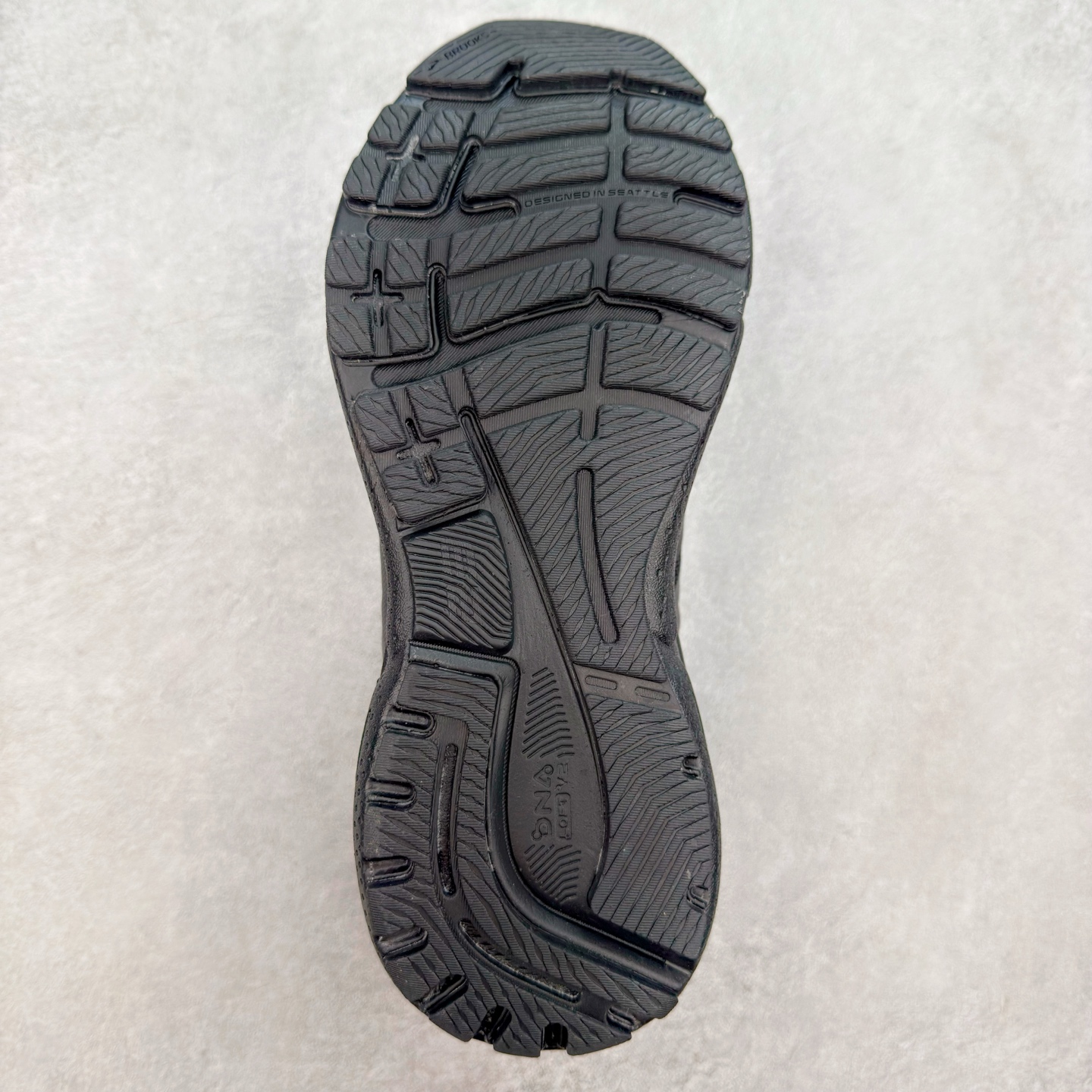 图片[9]-Brooks布鲁克斯 Adrenaline GTS 23 舒适时尚减震透气低帮休闲跑步鞋 Brooks 四大跑鞋之一 百年品牌 跑鞋从外形上基本就能判断这是一款速度跑鞋 简洁干练的外形结构和极强的运动流线型看着非常有速度感 上脚的第一感觉是非常轻 美码9码的鞋单只206g不到 从个人偏好来说 200g左右的竞速鞋最具安全感 鞋面采用单层网布 很薄 前掌使用了大量开放式网眼 排气直接快速 透气性上乘 鞋舌也是轻量化设计 仅为一层麂皮 和脚背完美贴合 鞋舌中央有个防偏穿孔 从实际穿着来看 通常鞋舌都是外偏 如果是防偏穿孔位于中心 防偏效果其实并不十分有效 如果采用趋外侧的偏心设计更有效 鞋帮泡棉填充量不大 但非常紧凑 贴合舒适 包裹稳固 内置硬质TPU保证必要的稳定性 跑鞋中底采用的是DNA FLASH科技材料 DNA FLASH中底科技 是Brooks第一款将氮气注入中底的创新科技 主要原理是借助“超临界流体”发泡技术 将液态氮稳定的转化为气态氮 并使其均匀地形成无数紧密贴合的密闭式气囊结构 尺码：36 36.5 37.5 38 38.5 39 40 40.5 41 42 42.5 43 44 44.5 45 46-选品中心