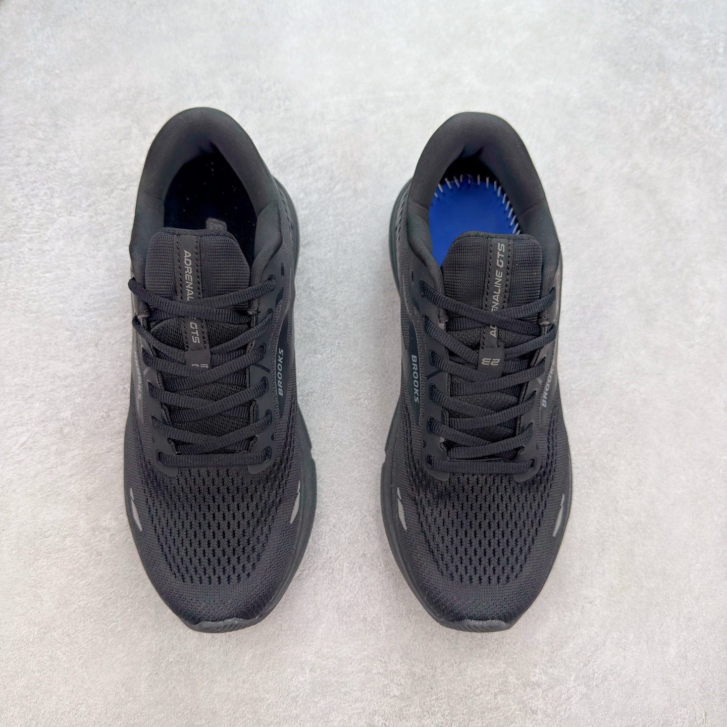 图片[2]-Brooks布鲁克斯 Adrenaline GTS 23 舒适时尚减震透气低帮休闲跑步鞋 Brooks 四大跑鞋之一 百年品牌 跑鞋从外形上基本就能判断这是一款速度跑鞋 简洁干练的外形结构和极强的运动流线型看着非常有速度感 上脚的第一感觉是非常轻 美码9码的鞋单只206g不到 从个人偏好来说 200g左右的竞速鞋最具安全感 鞋面采用单层网布 很薄 前掌使用了大量开放式网眼 排气直接快速 透气性上乘 鞋舌也是轻量化设计 仅为一层麂皮 和脚背完美贴合 鞋舌中央有个防偏穿孔 从实际穿着来看 通常鞋舌都是外偏 如果是防偏穿孔位于中心 防偏效果其实并不十分有效 如果采用趋外侧的偏心设计更有效 鞋帮泡棉填充量不大 但非常紧凑 贴合舒适 包裹稳固 内置硬质TPU保证必要的稳定性 跑鞋中底采用的是DNA FLASH科技材料 DNA FLASH中底科技 是Brooks第一款将氮气注入中底的创新科技 主要原理是借助“超临界流体”发泡技术 将液态氮稳定的转化为气态氮 并使其均匀地形成无数紧密贴合的密闭式气囊结构 尺码：36 36.5 37.5 38 38.5 39 40 40.5 41 42 42.5 43 44 44.5 45 46-选品中心