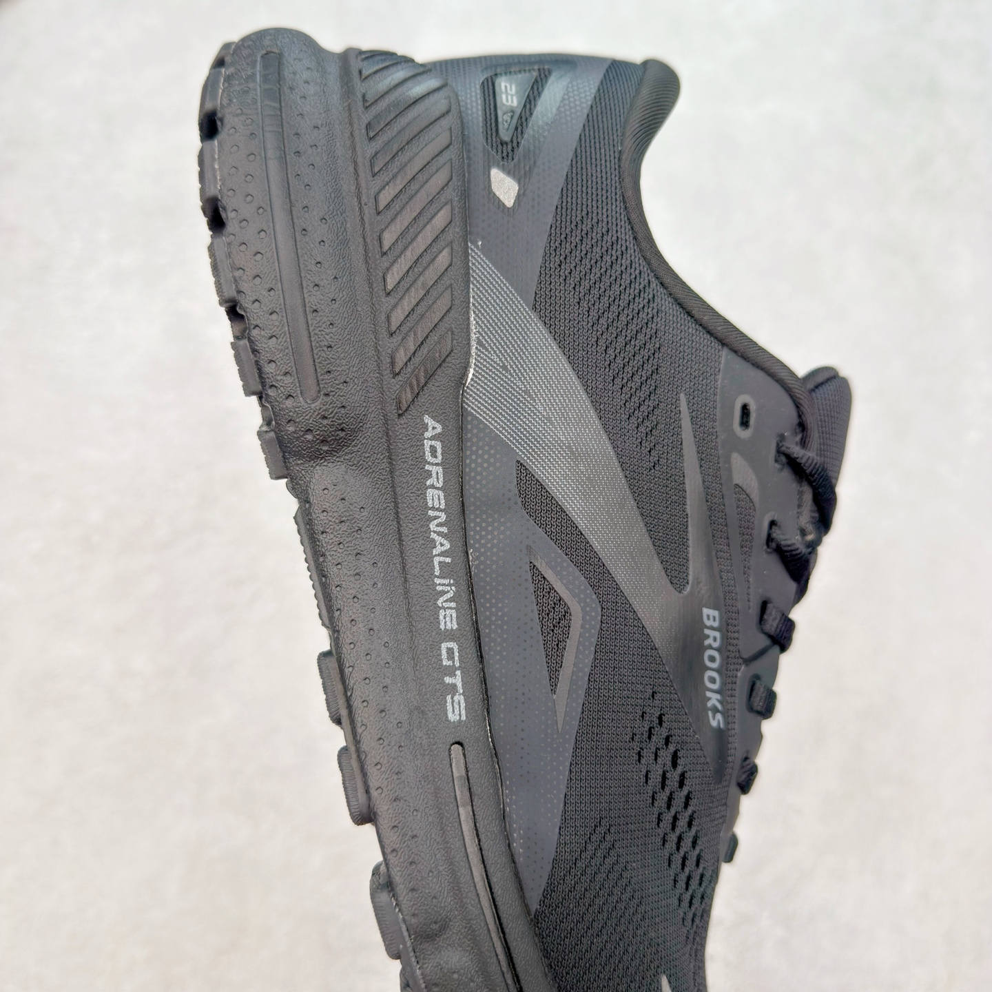 图片[6]-Brooks布鲁克斯 Adrenaline GTS 23 舒适时尚减震透气低帮休闲跑步鞋 Brooks 四大跑鞋之一 百年品牌 跑鞋从外形上基本就能判断这是一款速度跑鞋 简洁干练的外形结构和极强的运动流线型看着非常有速度感 上脚的第一感觉是非常轻 美码9码的鞋单只206g不到 从个人偏好来说 200g左右的竞速鞋最具安全感 鞋面采用单层网布 很薄 前掌使用了大量开放式网眼 排气直接快速 透气性上乘 鞋舌也是轻量化设计 仅为一层麂皮 和脚背完美贴合 鞋舌中央有个防偏穿孔 从实际穿着来看 通常鞋舌都是外偏 如果是防偏穿孔位于中心 防偏效果其实并不十分有效 如果采用趋外侧的偏心设计更有效 鞋帮泡棉填充量不大 但非常紧凑 贴合舒适 包裹稳固 内置硬质TPU保证必要的稳定性 跑鞋中底采用的是DNA FLASH科技材料 DNA FLASH中底科技 是Brooks第一款将氮气注入中底的创新科技 主要原理是借助“超临界流体”发泡技术 将液态氮稳定的转化为气态氮 并使其均匀地形成无数紧密贴合的密闭式气囊结构 尺码：36 36.5 37.5 38 38.5 39 40 40.5 41 42 42.5 43 44 44.5 45 46-选品中心