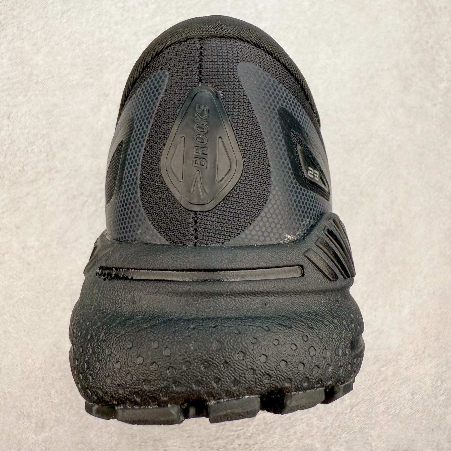 图片[8]-Brooks布鲁克斯 Adrenaline GTS 23 舒适时尚减震透气低帮休闲跑步鞋 Brooks 四大跑鞋之一 百年品牌 跑鞋从外形上基本就能判断这是一款速度跑鞋 简洁干练的外形结构和极强的运动流线型看着非常有速度感 上脚的第一感觉是非常轻 美码9码的鞋单只206g不到 从个人偏好来说 200g左右的竞速鞋最具安全感 鞋面采用单层网布 很薄 前掌使用了大量开放式网眼 排气直接快速 透气性上乘 鞋舌也是轻量化设计 仅为一层麂皮 和脚背完美贴合 鞋舌中央有个防偏穿孔 从实际穿着来看 通常鞋舌都是外偏 如果是防偏穿孔位于中心 防偏效果其实并不十分有效 如果采用趋外侧的偏心设计更有效 鞋帮泡棉填充量不大 但非常紧凑 贴合舒适 包裹稳固 内置硬质TPU保证必要的稳定性 跑鞋中底采用的是DNA FLASH科技材料 DNA FLASH中底科技 是Brooks第一款将氮气注入中底的创新科技 主要原理是借助“超临界流体”发泡技术 将液态氮稳定的转化为气态氮 并使其均匀地形成无数紧密贴合的密闭式气囊结构 尺码：36 36.5 37.5 38 38.5 39 40 40.5 41 42 42.5 43 44 44.5 45 46-选品中心