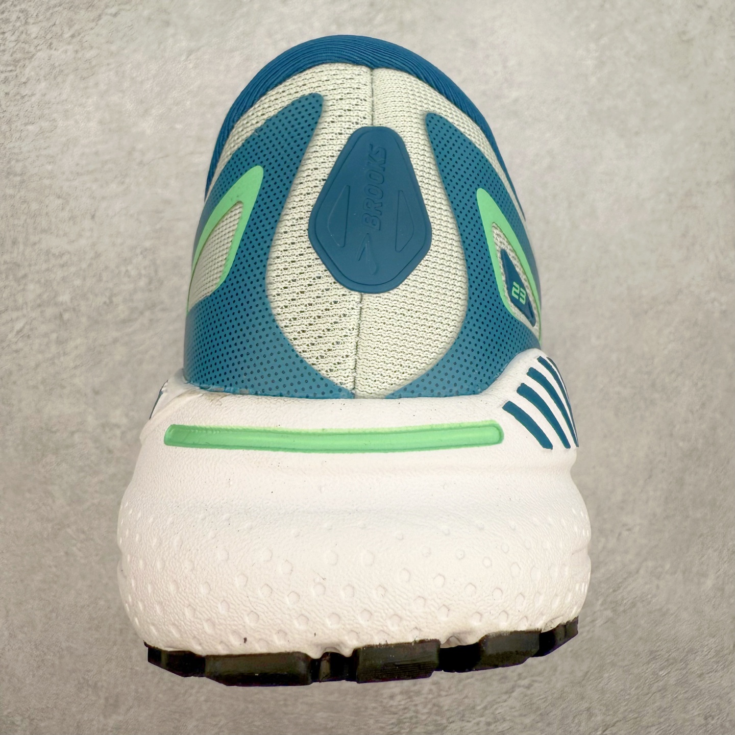 图片[8]-Brooks布鲁克斯 Adrenaline GTS 23 舒适时尚减震透气低帮休闲跑步鞋 Brooks 四大跑鞋之一 百年品牌 跑鞋从外形上基本就能判断这是一款速度跑鞋 简洁干练的外形结构和极强的运动流线型看着非常有速度感 上脚的第一感觉是非常轻 美码9码的鞋单只206g不到 从个人偏好来说 200g左右的竞速鞋最具安全感 鞋面采用单层网布 很薄 前掌使用了大量开放式网眼 排气直接快速 透气性上乘 鞋舌也是轻量化设计 仅为一层麂皮 和脚背完美贴合 鞋舌中央有个防偏穿孔 从实际穿着来看 通常鞋舌都是外偏 如果是防偏穿孔位于中心 防偏效果其实并不十分有效 如果采用趋外侧的偏心设计更有效 鞋帮泡棉填充量不大 但非常紧凑 贴合舒适 包裹稳固 内置硬质TPU保证必要的稳定性 跑鞋中底采用的是DNA FLASH科技材料 DNA FLASH中底科技 是Brooks第一款将氮气注入中底的创新科技 主要原理是借助“超临界流体”发泡技术 将液态氮稳定的转化为气态氮 并使其均匀地形成无数紧密贴合的密闭式气囊结构 尺码：36 36.5 37.5 38 38.5 39 40 40.5 41 42 42.5 43 44 44.5 45 46-选品中心