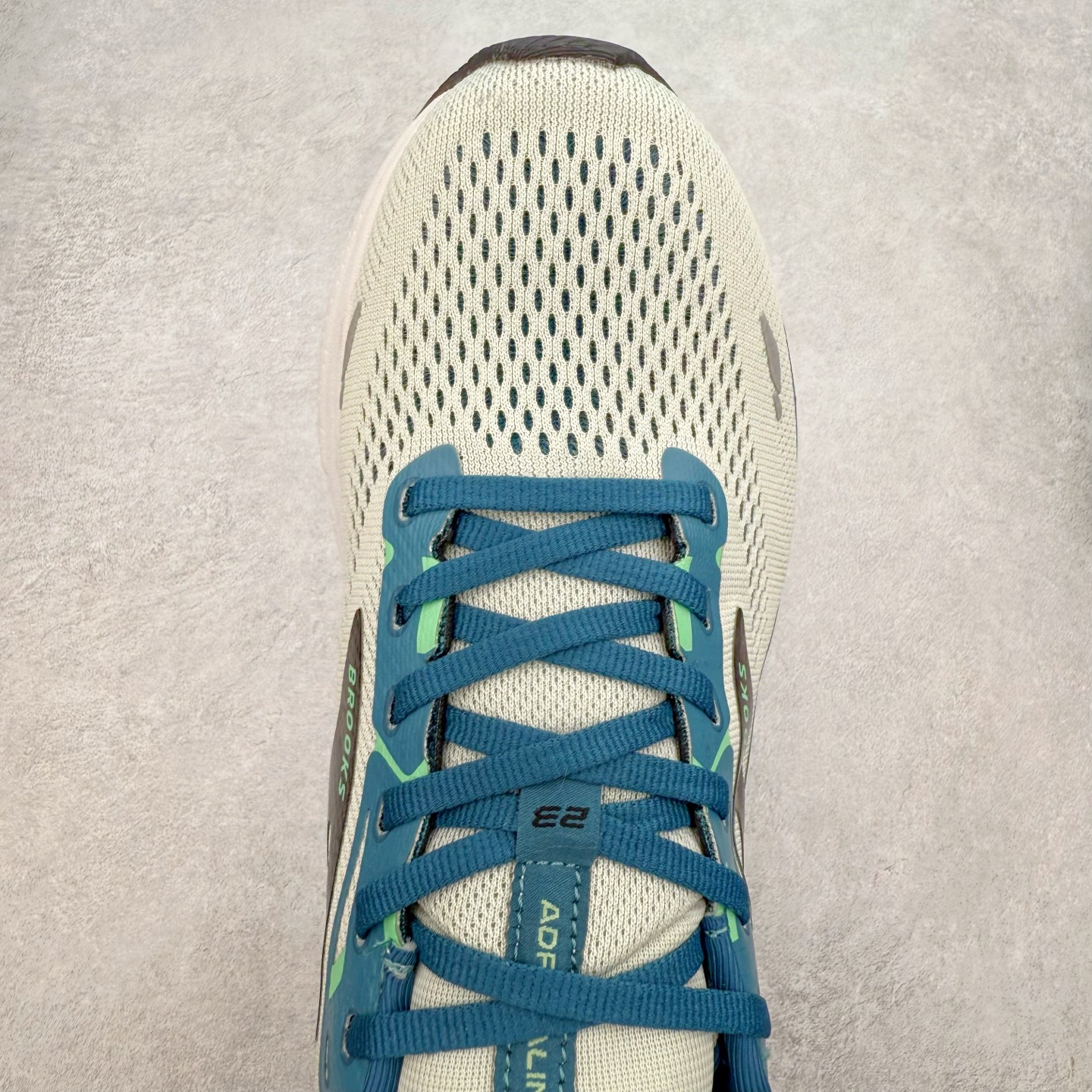 图片[4]-Brooks布鲁克斯 Adrenaline GTS 23 舒适时尚减震透气低帮休闲跑步鞋 Brooks 四大跑鞋之一 百年品牌 跑鞋从外形上基本就能判断这是一款速度跑鞋 简洁干练的外形结构和极强的运动流线型看着非常有速度感 上脚的第一感觉是非常轻 美码9码的鞋单只206g不到 从个人偏好来说 200g左右的竞速鞋最具安全感 鞋面采用单层网布 很薄 前掌使用了大量开放式网眼 排气直接快速 透气性上乘 鞋舌也是轻量化设计 仅为一层麂皮 和脚背完美贴合 鞋舌中央有个防偏穿孔 从实际穿着来看 通常鞋舌都是外偏 如果是防偏穿孔位于中心 防偏效果其实并不十分有效 如果采用趋外侧的偏心设计更有效 鞋帮泡棉填充量不大 但非常紧凑 贴合舒适 包裹稳固 内置硬质TPU保证必要的稳定性 跑鞋中底采用的是DNA FLASH科技材料 DNA FLASH中底科技 是Brooks第一款将氮气注入中底的创新科技 主要原理是借助“超临界流体”发泡技术 将液态氮稳定的转化为气态氮 并使其均匀地形成无数紧密贴合的密闭式气囊结构 尺码：36 36.5 37.5 38 38.5 39 40 40.5 41 42 42.5 43 44 44.5 45 46-选品中心