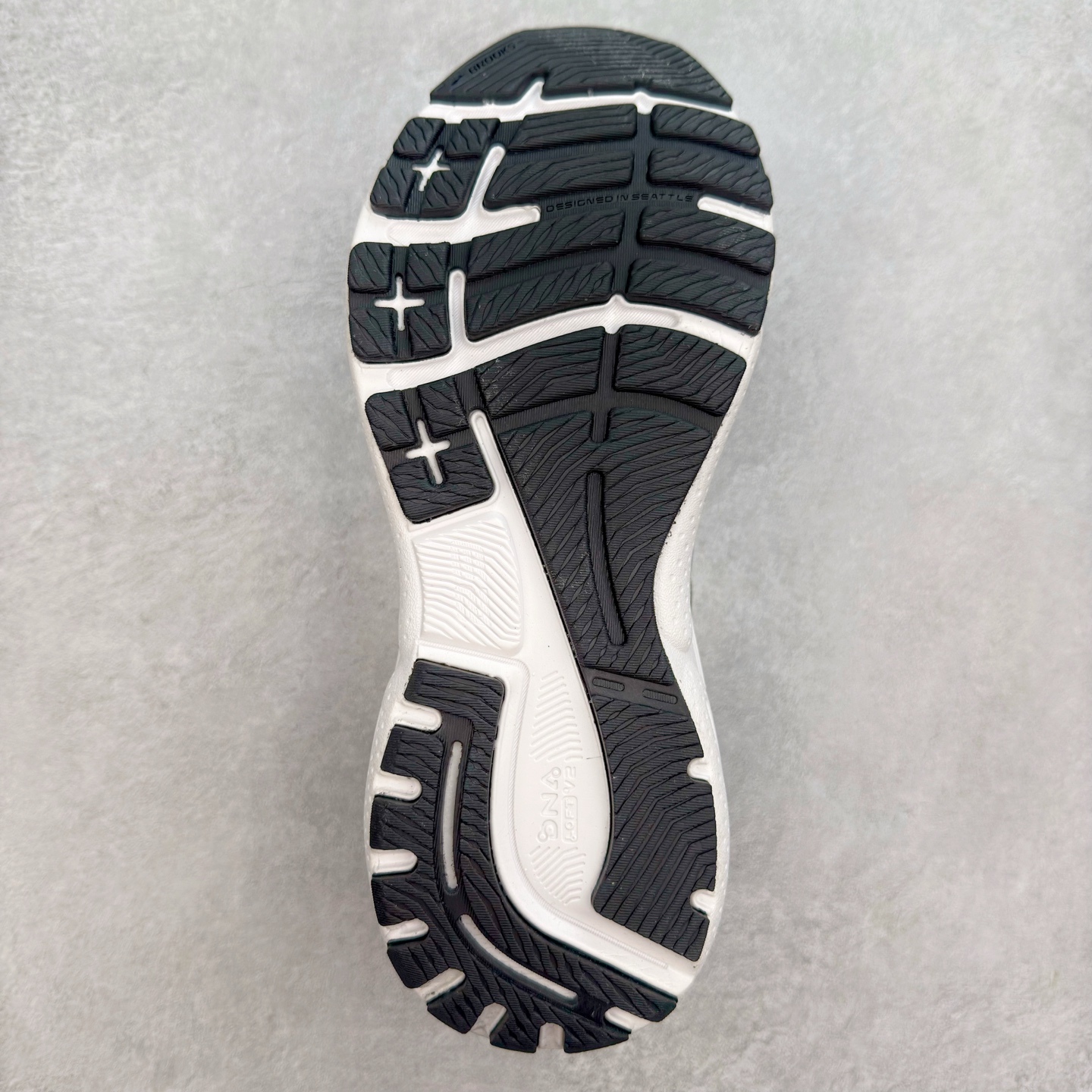 图片[9]-Brooks布鲁克斯 Adrenaline GTS 23 舒适时尚减震透气低帮休闲跑步鞋 Brooks 四大跑鞋之一 百年品牌 跑鞋从外形上基本就能判断这是一款速度跑鞋 简洁干练的外形结构和极强的运动流线型看着非常有速度感 上脚的第一感觉是非常轻 美码9码的鞋单只206g不到 从个人偏好来说 200g左右的竞速鞋最具安全感 鞋面采用单层网布 很薄 前掌使用了大量开放式网眼 排气直接快速 透气性上乘 鞋舌也是轻量化设计 仅为一层麂皮 和脚背完美贴合 鞋舌中央有个防偏穿孔 从实际穿着来看 通常鞋舌都是外偏 如果是防偏穿孔位于中心 防偏效果其实并不十分有效 如果采用趋外侧的偏心设计更有效 鞋帮泡棉填充量不大 但非常紧凑 贴合舒适 包裹稳固 内置硬质TPU保证必要的稳定性 跑鞋中底采用的是DNA FLASH科技材料 DNA FLASH中底科技 是Brooks第一款将氮气注入中底的创新科技 主要原理是借助“超临界流体”发泡技术 将液态氮稳定的转化为气态氮 并使其均匀地形成无数紧密贴合的密闭式气囊结构 尺码：36 36.5 37.5 38 38.5 39 40 40.5 41 42 42.5 43 44 44.5 45 46-选品中心