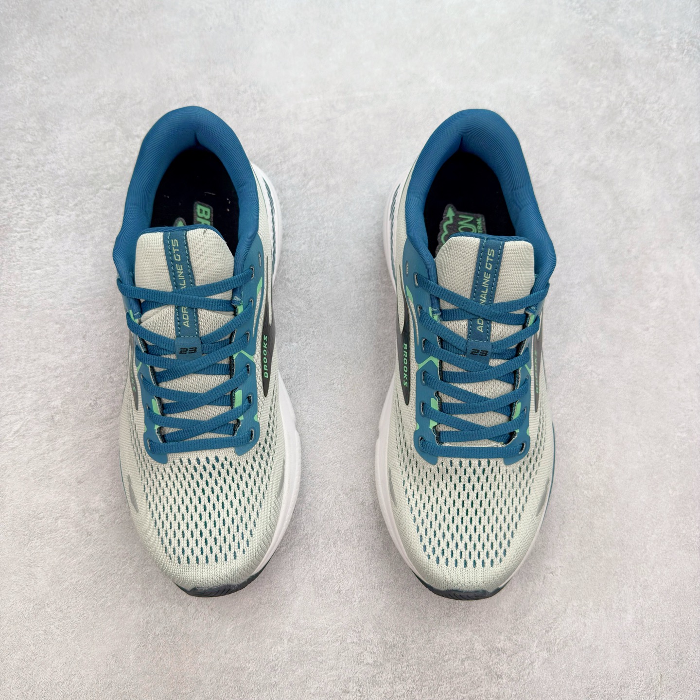 图片[2]-Brooks布鲁克斯 Adrenaline GTS 23 舒适时尚减震透气低帮休闲跑步鞋 Brooks 四大跑鞋之一 百年品牌 跑鞋从外形上基本就能判断这是一款速度跑鞋 简洁干练的外形结构和极强的运动流线型看着非常有速度感 上脚的第一感觉是非常轻 美码9码的鞋单只206g不到 从个人偏好来说 200g左右的竞速鞋最具安全感 鞋面采用单层网布 很薄 前掌使用了大量开放式网眼 排气直接快速 透气性上乘 鞋舌也是轻量化设计 仅为一层麂皮 和脚背完美贴合 鞋舌中央有个防偏穿孔 从实际穿着来看 通常鞋舌都是外偏 如果是防偏穿孔位于中心 防偏效果其实并不十分有效 如果采用趋外侧的偏心设计更有效 鞋帮泡棉填充量不大 但非常紧凑 贴合舒适 包裹稳固 内置硬质TPU保证必要的稳定性 跑鞋中底采用的是DNA FLASH科技材料 DNA FLASH中底科技 是Brooks第一款将氮气注入中底的创新科技 主要原理是借助“超临界流体”发泡技术 将液态氮稳定的转化为气态氮 并使其均匀地形成无数紧密贴合的密闭式气囊结构 尺码：36 36.5 37.5 38 38.5 39 40 40.5 41 42 42.5 43 44 44.5 45 46-选品中心