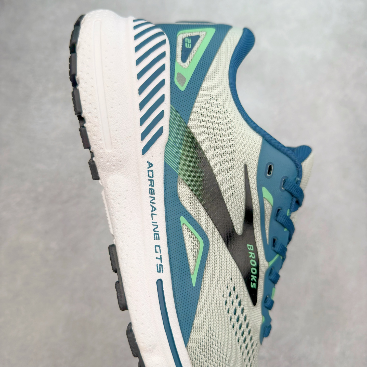 图片[6]-Brooks布鲁克斯 Adrenaline GTS 23 舒适时尚减震透气低帮休闲跑步鞋 Brooks 四大跑鞋之一 百年品牌 跑鞋从外形上基本就能判断这是一款速度跑鞋 简洁干练的外形结构和极强的运动流线型看着非常有速度感 上脚的第一感觉是非常轻 美码9码的鞋单只206g不到 从个人偏好来说 200g左右的竞速鞋最具安全感 鞋面采用单层网布 很薄 前掌使用了大量开放式网眼 排气直接快速 透气性上乘 鞋舌也是轻量化设计 仅为一层麂皮 和脚背完美贴合 鞋舌中央有个防偏穿孔 从实际穿着来看 通常鞋舌都是外偏 如果是防偏穿孔位于中心 防偏效果其实并不十分有效 如果采用趋外侧的偏心设计更有效 鞋帮泡棉填充量不大 但非常紧凑 贴合舒适 包裹稳固 内置硬质TPU保证必要的稳定性 跑鞋中底采用的是DNA FLASH科技材料 DNA FLASH中底科技 是Brooks第一款将氮气注入中底的创新科技 主要原理是借助“超临界流体”发泡技术 将液态氮稳定的转化为气态氮 并使其均匀地形成无数紧密贴合的密闭式气囊结构 尺码：36 36.5 37.5 38 38.5 39 40 40.5 41 42 42.5 43 44 44.5 45 46-选品中心