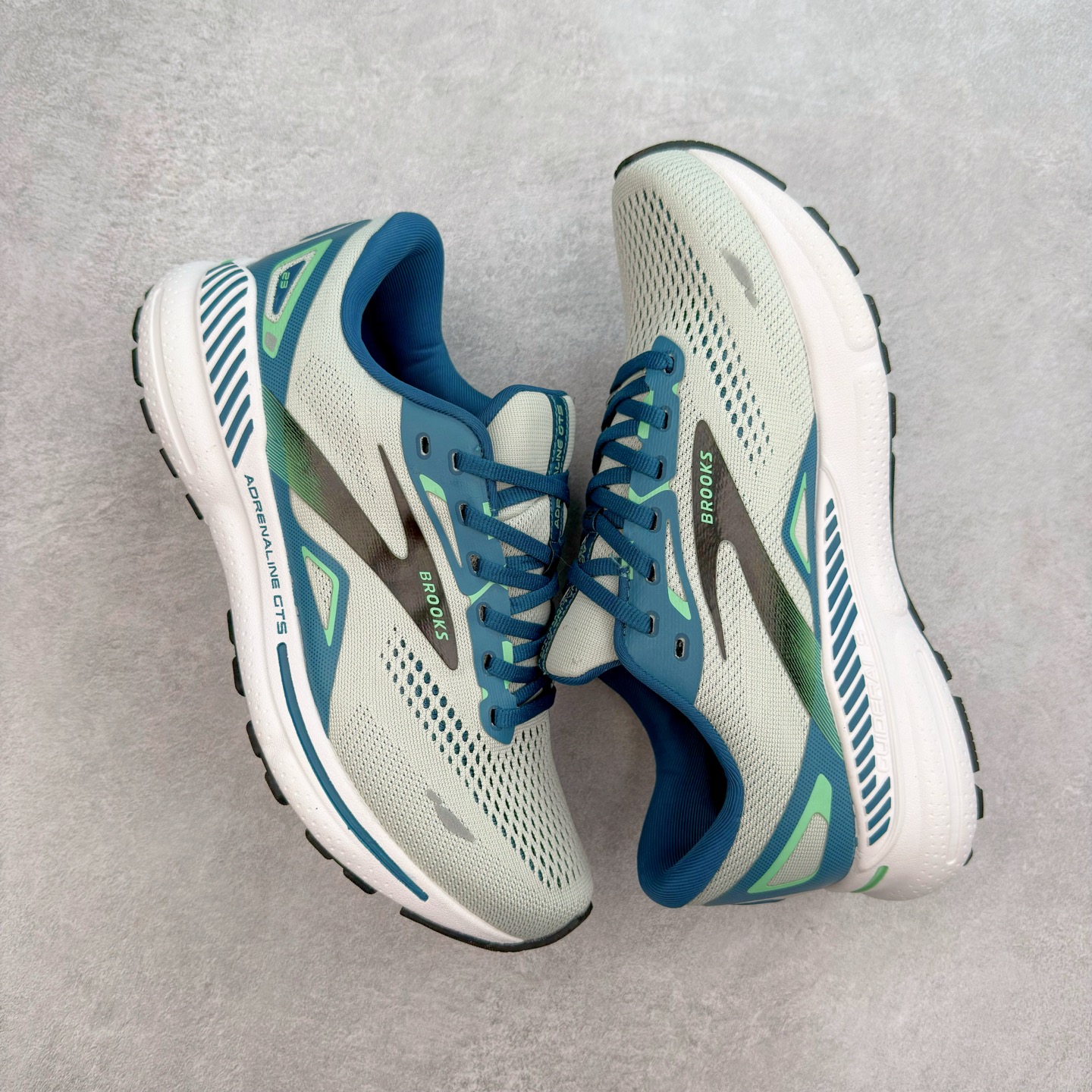 图片[3]-Brooks布鲁克斯 Adrenaline GTS 23 舒适时尚减震透气低帮休闲跑步鞋 Brooks 四大跑鞋之一 百年品牌 跑鞋从外形上基本就能判断这是一款速度跑鞋 简洁干练的外形结构和极强的运动流线型看着非常有速度感 上脚的第一感觉是非常轻 美码9码的鞋单只206g不到 从个人偏好来说 200g左右的竞速鞋最具安全感 鞋面采用单层网布 很薄 前掌使用了大量开放式网眼 排气直接快速 透气性上乘 鞋舌也是轻量化设计 仅为一层麂皮 和脚背完美贴合 鞋舌中央有个防偏穿孔 从实际穿着来看 通常鞋舌都是外偏 如果是防偏穿孔位于中心 防偏效果其实并不十分有效 如果采用趋外侧的偏心设计更有效 鞋帮泡棉填充量不大 但非常紧凑 贴合舒适 包裹稳固 内置硬质TPU保证必要的稳定性 跑鞋中底采用的是DNA FLASH科技材料 DNA FLASH中底科技 是Brooks第一款将氮气注入中底的创新科技 主要原理是借助“超临界流体”发泡技术 将液态氮稳定的转化为气态氮 并使其均匀地形成无数紧密贴合的密闭式气囊结构 尺码：36 36.5 37.5 38 38.5 39 40 40.5 41 42 42.5 43 44 44.5 45 46-选品中心