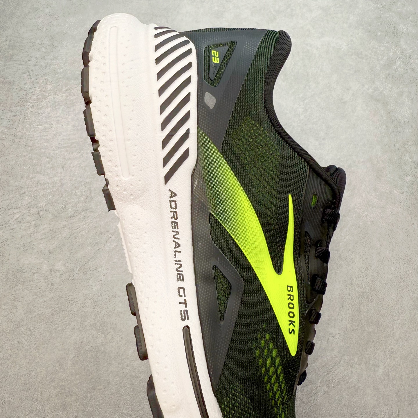 图片[6]-Brooks布鲁克斯 Adrenaline GTS 23 舒适时尚减震透气低帮休闲跑步鞋 Brooks 四大跑鞋之一 百年品牌 跑鞋从外形上基本就能判断这是一款速度跑鞋 简洁干练的外形结构和极强的运动流线型看着非常有速度感 上脚的第一感觉是非常轻 美码9码的鞋单只206g不到 从个人偏好来说 200g左右的竞速鞋最具安全感 鞋面采用单层网布 很薄 前掌使用了大量开放式网眼 排气直接快速 透气性上乘 鞋舌也是轻量化设计 仅为一层麂皮 和脚背完美贴合 鞋舌中央有个防偏穿孔 从实际穿着来看 通常鞋舌都是外偏 如果是防偏穿孔位于中心 防偏效果其实并不十分有效 如果采用趋外侧的偏心设计更有效 鞋帮泡棉填充量不大 但非常紧凑 贴合舒适 包裹稳固 内置硬质TPU保证必要的稳定性 跑鞋中底采用的是DNA FLASH科技材料 DNA FLASH中底科技 是Brooks第一款将氮气注入中底的创新科技 主要原理是借助“超临界流体”发泡技术 将液态氮稳定的转化为气态氮 并使其均匀地形成无数紧密贴合的密闭式气囊结构 尺码：36 36.5 37.5 38 38.5 39 40 40.5 41 42 42.5 43 44 44.5 45 46-选品中心