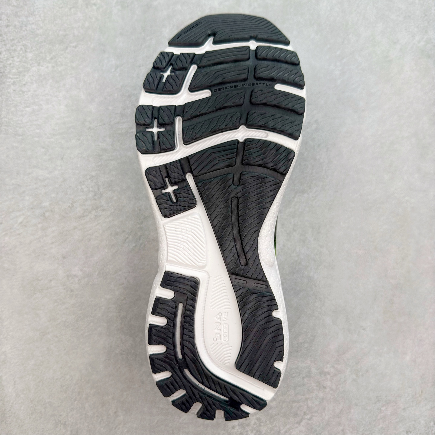 图片[9]-Brooks布鲁克斯 Adrenaline GTS 23 舒适时尚减震透气低帮休闲跑步鞋 Brooks 四大跑鞋之一 百年品牌 跑鞋从外形上基本就能判断这是一款速度跑鞋 简洁干练的外形结构和极强的运动流线型看着非常有速度感 上脚的第一感觉是非常轻 美码9码的鞋单只206g不到 从个人偏好来说 200g左右的竞速鞋最具安全感 鞋面采用单层网布 很薄 前掌使用了大量开放式网眼 排气直接快速 透气性上乘 鞋舌也是轻量化设计 仅为一层麂皮 和脚背完美贴合 鞋舌中央有个防偏穿孔 从实际穿着来看 通常鞋舌都是外偏 如果是防偏穿孔位于中心 防偏效果其实并不十分有效 如果采用趋外侧的偏心设计更有效 鞋帮泡棉填充量不大 但非常紧凑 贴合舒适 包裹稳固 内置硬质TPU保证必要的稳定性 跑鞋中底采用的是DNA FLASH科技材料 DNA FLASH中底科技 是Brooks第一款将氮气注入中底的创新科技 主要原理是借助“超临界流体”发泡技术 将液态氮稳定的转化为气态氮 并使其均匀地形成无数紧密贴合的密闭式气囊结构 尺码：36 36.5 37.5 38 38.5 39 40 40.5 41 42 42.5 43 44 44.5 45 46-选品中心