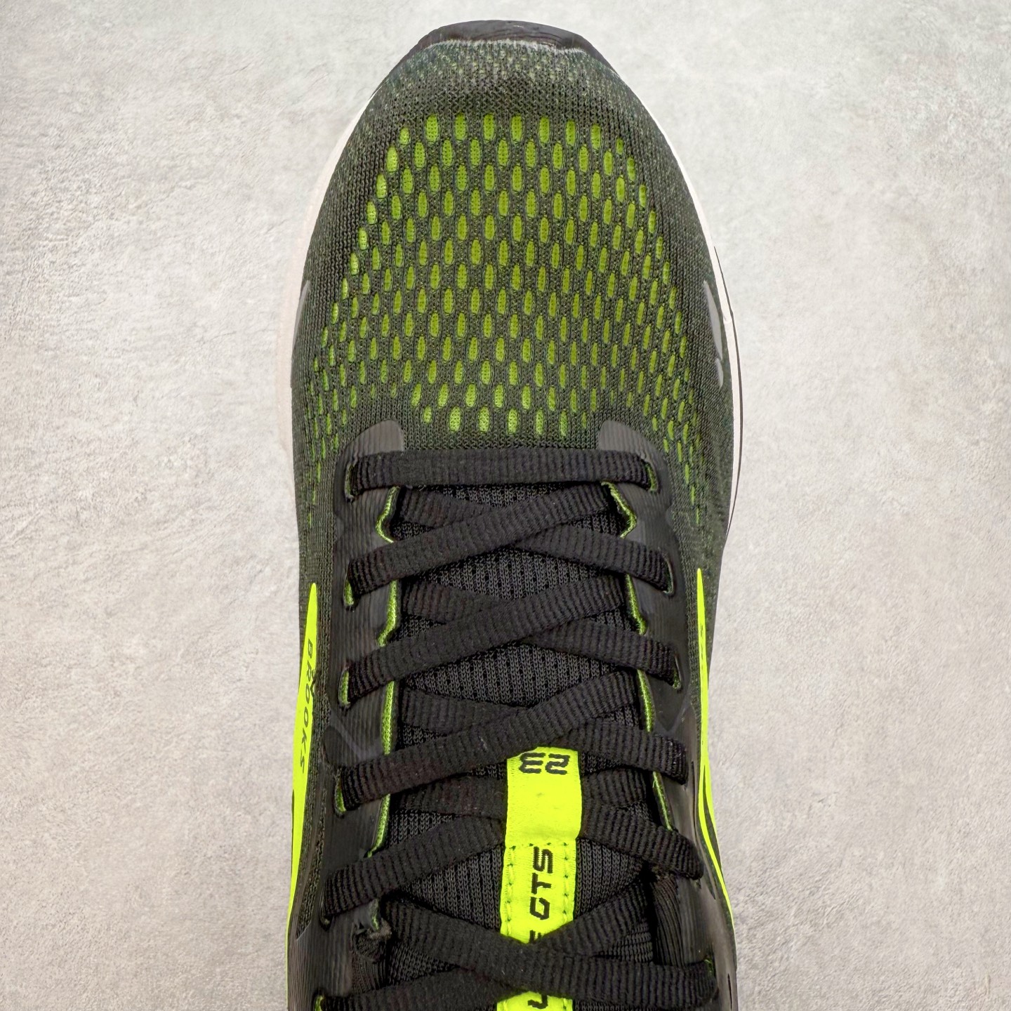 图片[4]-Brooks布鲁克斯 Adrenaline GTS 23 舒适时尚减震透气低帮休闲跑步鞋 Brooks 四大跑鞋之一 百年品牌 跑鞋从外形上基本就能判断这是一款速度跑鞋 简洁干练的外形结构和极强的运动流线型看着非常有速度感 上脚的第一感觉是非常轻 美码9码的鞋单只206g不到 从个人偏好来说 200g左右的竞速鞋最具安全感 鞋面采用单层网布 很薄 前掌使用了大量开放式网眼 排气直接快速 透气性上乘 鞋舌也是轻量化设计 仅为一层麂皮 和脚背完美贴合 鞋舌中央有个防偏穿孔 从实际穿着来看 通常鞋舌都是外偏 如果是防偏穿孔位于中心 防偏效果其实并不十分有效 如果采用趋外侧的偏心设计更有效 鞋帮泡棉填充量不大 但非常紧凑 贴合舒适 包裹稳固 内置硬质TPU保证必要的稳定性 跑鞋中底采用的是DNA FLASH科技材料 DNA FLASH中底科技 是Brooks第一款将氮气注入中底的创新科技 主要原理是借助“超临界流体”发泡技术 将液态氮稳定的转化为气态氮 并使其均匀地形成无数紧密贴合的密闭式气囊结构 尺码：36 36.5 37.5 38 38.5 39 40 40.5 41 42 42.5 43 44 44.5 45 46-选品中心