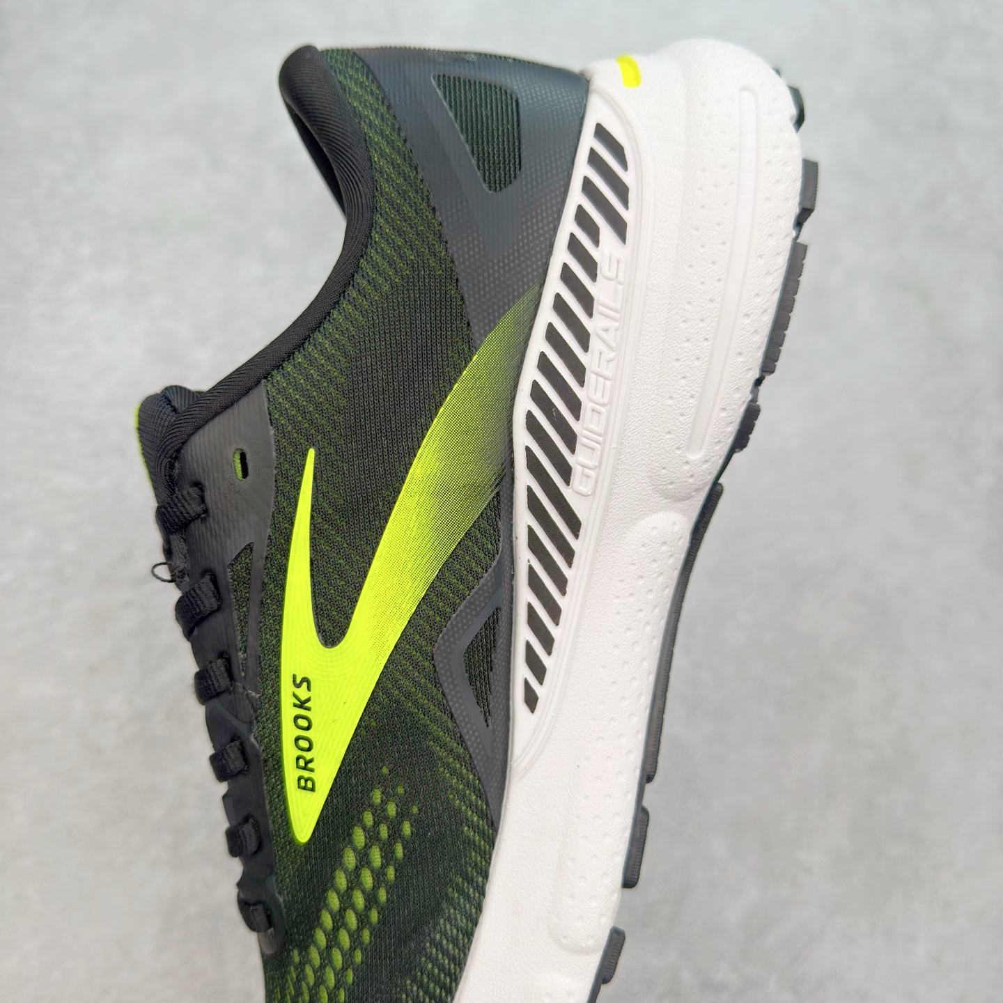 图片[7]-Brooks布鲁克斯 Adrenaline GTS 23 舒适时尚减震透气低帮休闲跑步鞋 Brooks 四大跑鞋之一 百年品牌 跑鞋从外形上基本就能判断这是一款速度跑鞋 简洁干练的外形结构和极强的运动流线型看着非常有速度感 上脚的第一感觉是非常轻 美码9码的鞋单只206g不到 从个人偏好来说 200g左右的竞速鞋最具安全感 鞋面采用单层网布 很薄 前掌使用了大量开放式网眼 排气直接快速 透气性上乘 鞋舌也是轻量化设计 仅为一层麂皮 和脚背完美贴合 鞋舌中央有个防偏穿孔 从实际穿着来看 通常鞋舌都是外偏 如果是防偏穿孔位于中心 防偏效果其实并不十分有效 如果采用趋外侧的偏心设计更有效 鞋帮泡棉填充量不大 但非常紧凑 贴合舒适 包裹稳固 内置硬质TPU保证必要的稳定性 跑鞋中底采用的是DNA FLASH科技材料 DNA FLASH中底科技 是Brooks第一款将氮气注入中底的创新科技 主要原理是借助“超临界流体”发泡技术 将液态氮稳定的转化为气态氮 并使其均匀地形成无数紧密贴合的密闭式气囊结构 尺码：36 36.5 37.5 38 38.5 39 40 40.5 41 42 42.5 43 44 44.5 45 46-选品中心