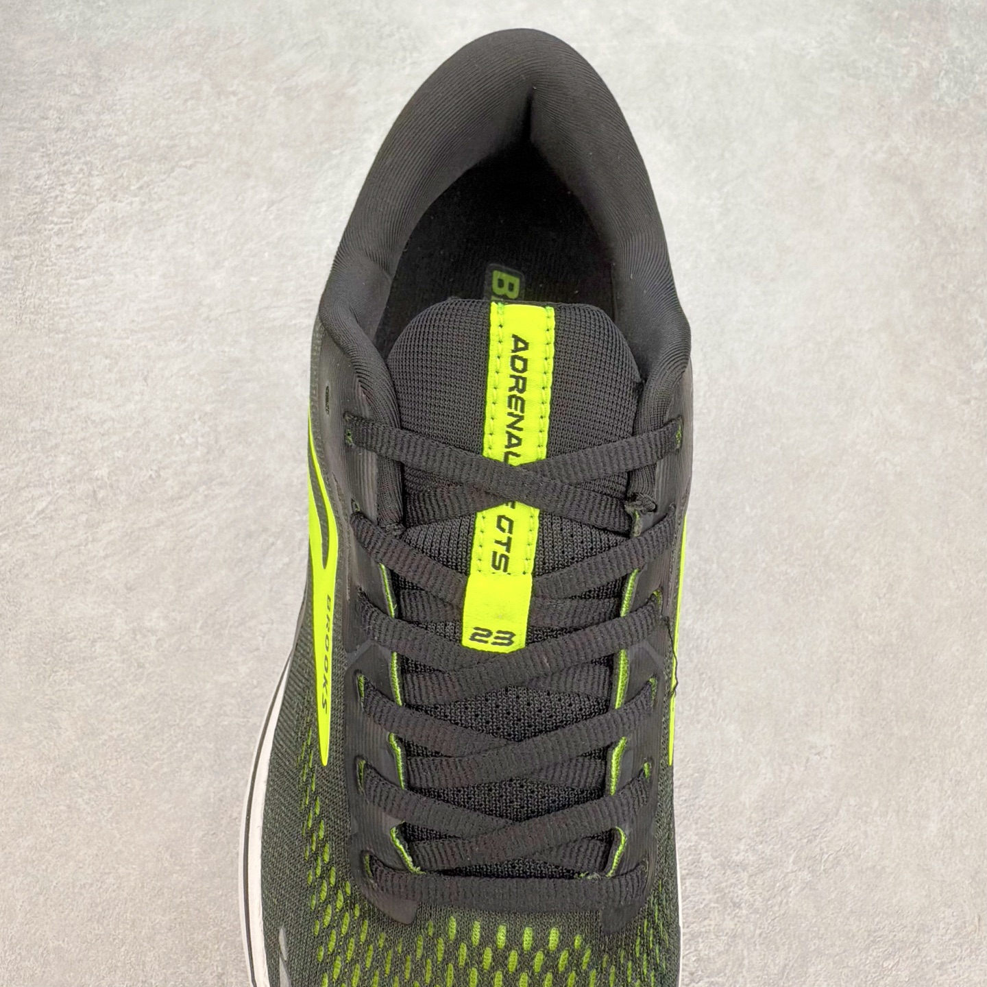 图片[5]-Brooks布鲁克斯 Adrenaline GTS 23 舒适时尚减震透气低帮休闲跑步鞋 Brooks 四大跑鞋之一 百年品牌 跑鞋从外形上基本就能判断这是一款速度跑鞋 简洁干练的外形结构和极强的运动流线型看着非常有速度感 上脚的第一感觉是非常轻 美码9码的鞋单只206g不到 从个人偏好来说 200g左右的竞速鞋最具安全感 鞋面采用单层网布 很薄 前掌使用了大量开放式网眼 排气直接快速 透气性上乘 鞋舌也是轻量化设计 仅为一层麂皮 和脚背完美贴合 鞋舌中央有个防偏穿孔 从实际穿着来看 通常鞋舌都是外偏 如果是防偏穿孔位于中心 防偏效果其实并不十分有效 如果采用趋外侧的偏心设计更有效 鞋帮泡棉填充量不大 但非常紧凑 贴合舒适 包裹稳固 内置硬质TPU保证必要的稳定性 跑鞋中底采用的是DNA FLASH科技材料 DNA FLASH中底科技 是Brooks第一款将氮气注入中底的创新科技 主要原理是借助“超临界流体”发泡技术 将液态氮稳定的转化为气态氮 并使其均匀地形成无数紧密贴合的密闭式气囊结构 尺码：36 36.5 37.5 38 38.5 39 40 40.5 41 42 42.5 43 44 44.5 45 46-选品中心