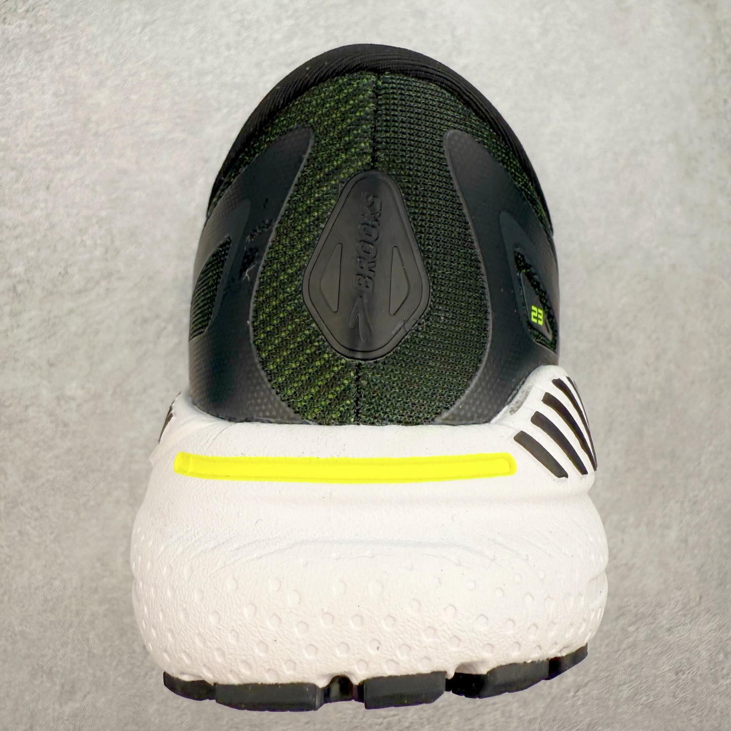 图片[8]-Brooks布鲁克斯 Adrenaline GTS 23 舒适时尚减震透气低帮休闲跑步鞋 Brooks 四大跑鞋之一 百年品牌 跑鞋从外形上基本就能判断这是一款速度跑鞋 简洁干练的外形结构和极强的运动流线型看着非常有速度感 上脚的第一感觉是非常轻 美码9码的鞋单只206g不到 从个人偏好来说 200g左右的竞速鞋最具安全感 鞋面采用单层网布 很薄 前掌使用了大量开放式网眼 排气直接快速 透气性上乘 鞋舌也是轻量化设计 仅为一层麂皮 和脚背完美贴合 鞋舌中央有个防偏穿孔 从实际穿着来看 通常鞋舌都是外偏 如果是防偏穿孔位于中心 防偏效果其实并不十分有效 如果采用趋外侧的偏心设计更有效 鞋帮泡棉填充量不大 但非常紧凑 贴合舒适 包裹稳固 内置硬质TPU保证必要的稳定性 跑鞋中底采用的是DNA FLASH科技材料 DNA FLASH中底科技 是Brooks第一款将氮气注入中底的创新科技 主要原理是借助“超临界流体”发泡技术 将液态氮稳定的转化为气态氮 并使其均匀地形成无数紧密贴合的密闭式气囊结构 尺码：36 36.5 37.5 38 38.5 39 40 40.5 41 42 42.5 43 44 44.5 45 46-选品中心