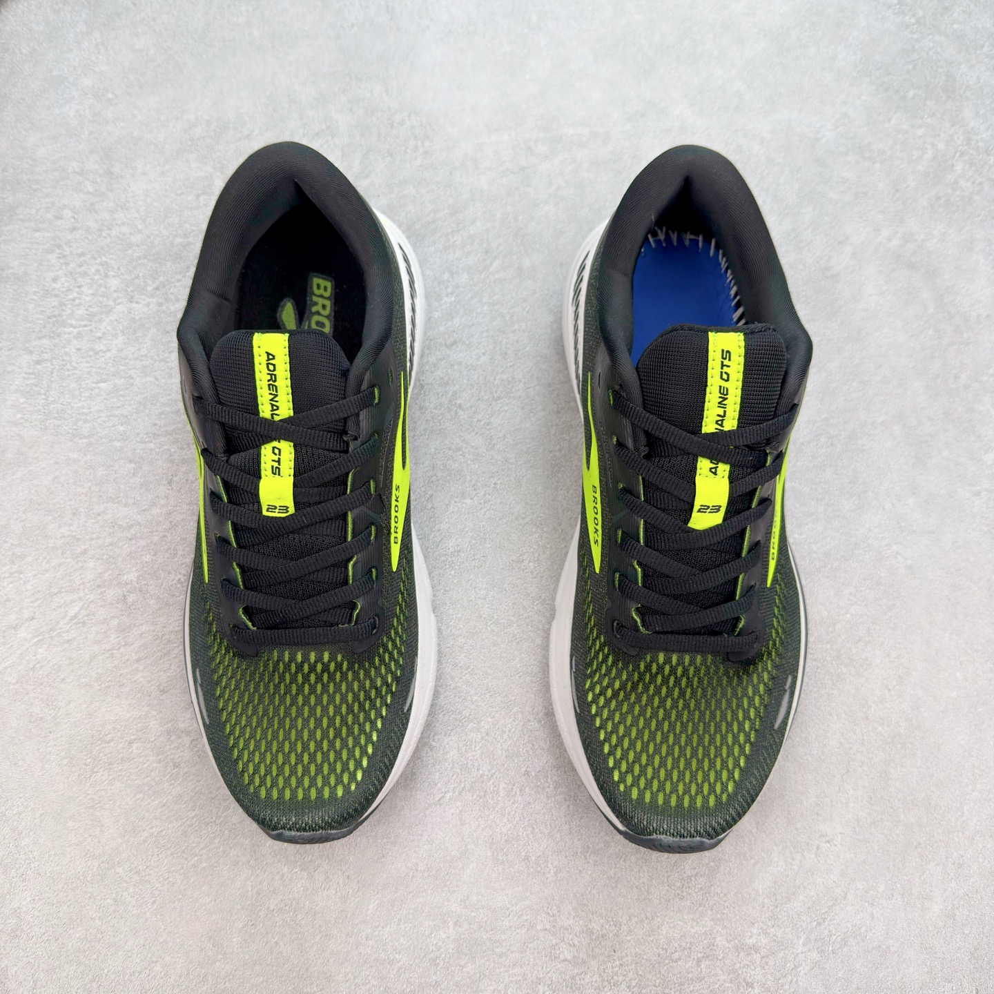 图片[2]-Brooks布鲁克斯 Adrenaline GTS 23 舒适时尚减震透气低帮休闲跑步鞋 Brooks 四大跑鞋之一 百年品牌 跑鞋从外形上基本就能判断这是一款速度跑鞋 简洁干练的外形结构和极强的运动流线型看着非常有速度感 上脚的第一感觉是非常轻 美码9码的鞋单只206g不到 从个人偏好来说 200g左右的竞速鞋最具安全感 鞋面采用单层网布 很薄 前掌使用了大量开放式网眼 排气直接快速 透气性上乘 鞋舌也是轻量化设计 仅为一层麂皮 和脚背完美贴合 鞋舌中央有个防偏穿孔 从实际穿着来看 通常鞋舌都是外偏 如果是防偏穿孔位于中心 防偏效果其实并不十分有效 如果采用趋外侧的偏心设计更有效 鞋帮泡棉填充量不大 但非常紧凑 贴合舒适 包裹稳固 内置硬质TPU保证必要的稳定性 跑鞋中底采用的是DNA FLASH科技材料 DNA FLASH中底科技 是Brooks第一款将氮气注入中底的创新科技 主要原理是借助“超临界流体”发泡技术 将液态氮稳定的转化为气态氮 并使其均匀地形成无数紧密贴合的密闭式气囊结构 尺码：36 36.5 37.5 38 38.5 39 40 40.5 41 42 42.5 43 44 44.5 45 46-选品中心