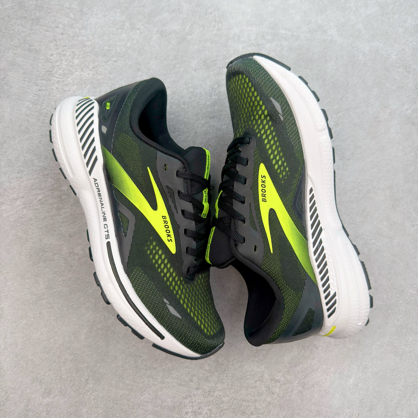 图片[3]-Brooks布鲁克斯 Adrenaline GTS 23 舒适时尚减震透气低帮休闲跑步鞋 Brooks 四大跑鞋之一 百年品牌 跑鞋从外形上基本就能判断这是一款速度跑鞋 简洁干练的外形结构和极强的运动流线型看着非常有速度感 上脚的第一感觉是非常轻 美码9码的鞋单只206g不到 从个人偏好来说 200g左右的竞速鞋最具安全感 鞋面采用单层网布 很薄 前掌使用了大量开放式网眼 排气直接快速 透气性上乘 鞋舌也是轻量化设计 仅为一层麂皮 和脚背完美贴合 鞋舌中央有个防偏穿孔 从实际穿着来看 通常鞋舌都是外偏 如果是防偏穿孔位于中心 防偏效果其实并不十分有效 如果采用趋外侧的偏心设计更有效 鞋帮泡棉填充量不大 但非常紧凑 贴合舒适 包裹稳固 内置硬质TPU保证必要的稳定性 跑鞋中底采用的是DNA FLASH科技材料 DNA FLASH中底科技 是Brooks第一款将氮气注入中底的创新科技 主要原理是借助“超临界流体”发泡技术 将液态氮稳定的转化为气态氮 并使其均匀地形成无数紧密贴合的密闭式气囊结构 尺码：36 36.5 37.5 38 38.5 39 40 40.5 41 42 42.5 43 44 44.5 45 46-选品中心