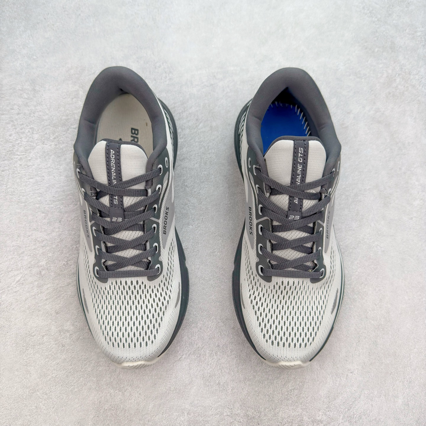 图片[2]-Brooks布鲁克斯 Adrenaline GTS 23 舒适时尚减震透气低帮休闲跑步鞋 Brooks 四大跑鞋之一 百年品牌 跑鞋从外形上基本就能判断这是一款速度跑鞋 简洁干练的外形结构和极强的运动流线型看着非常有速度感 上脚的第一感觉是非常轻 美码9码的鞋单只206g不到 从个人偏好来说 200g左右的竞速鞋最具安全感 鞋面采用单层网布 很薄 前掌使用了大量开放式网眼 排气直接快速 透气性上乘 鞋舌也是轻量化设计 仅为一层麂皮 和脚背完美贴合 鞋舌中央有个防偏穿孔 从实际穿着来看 通常鞋舌都是外偏 如果是防偏穿孔位于中心 防偏效果其实并不十分有效 如果采用趋外侧的偏心设计更有效 鞋帮泡棉填充量不大 但非常紧凑 贴合舒适 包裹稳固 内置硬质TPU保证必要的稳定性 跑鞋中底采用的是DNA FLASH科技材料 DNA FLASH中底科技 是Brooks第一款将氮气注入中底的创新科技 主要原理是借助“超临界流体”发泡技术 将液态氮稳定的转化为气态氮 并使其均匀地形成无数紧密贴合的密闭式气囊结构 尺码：36 36.5 37.5 38 38.5 39 40 40.5 41 42 42.5 43 44 44.5 45 46-选品中心