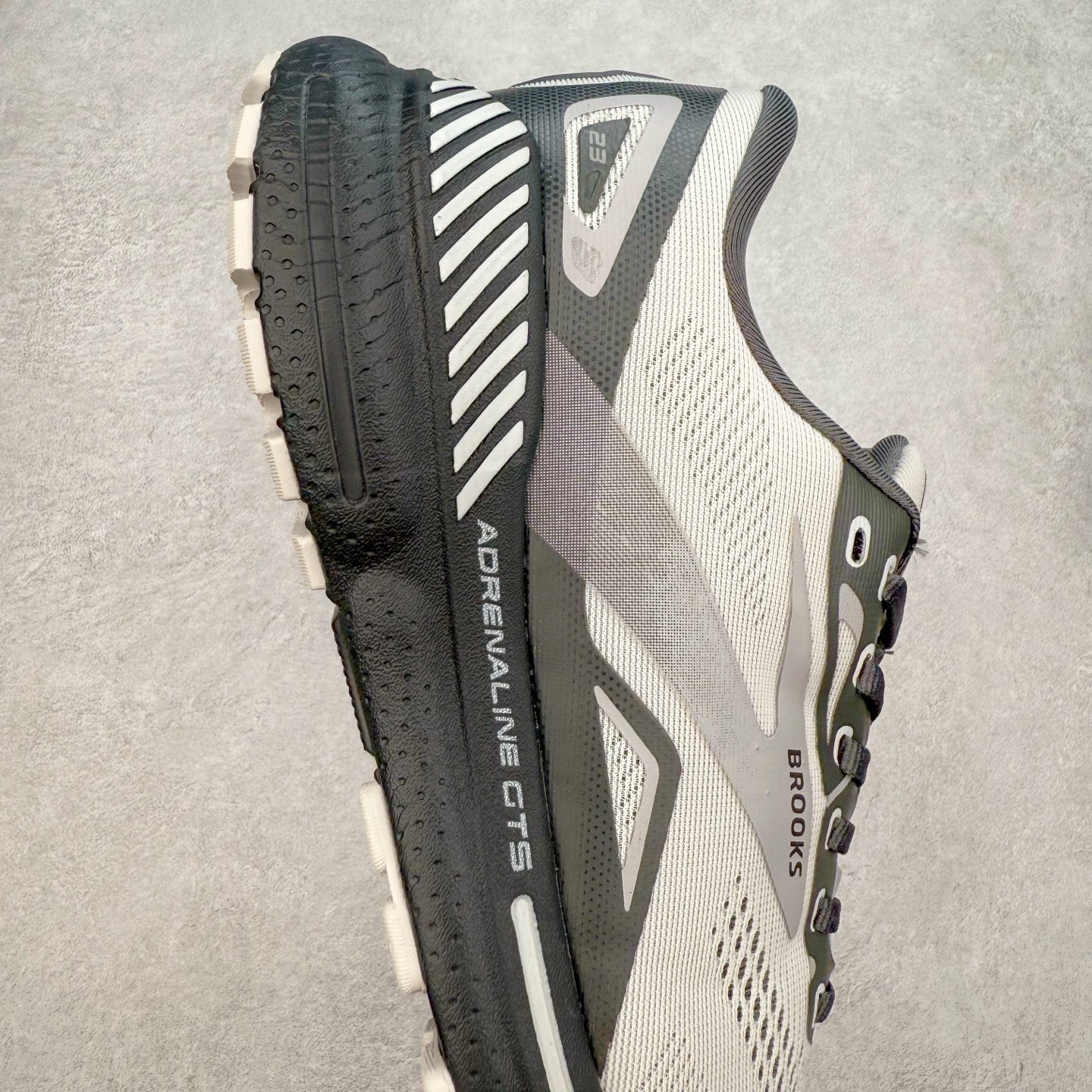 图片[6]-Brooks布鲁克斯 Adrenaline GTS 23 舒适时尚减震透气低帮休闲跑步鞋 Brooks 四大跑鞋之一 百年品牌 跑鞋从外形上基本就能判断这是一款速度跑鞋 简洁干练的外形结构和极强的运动流线型看着非常有速度感 上脚的第一感觉是非常轻 美码9码的鞋单只206g不到 从个人偏好来说 200g左右的竞速鞋最具安全感 鞋面采用单层网布 很薄 前掌使用了大量开放式网眼 排气直接快速 透气性上乘 鞋舌也是轻量化设计 仅为一层麂皮 和脚背完美贴合 鞋舌中央有个防偏穿孔 从实际穿着来看 通常鞋舌都是外偏 如果是防偏穿孔位于中心 防偏效果其实并不十分有效 如果采用趋外侧的偏心设计更有效 鞋帮泡棉填充量不大 但非常紧凑 贴合舒适 包裹稳固 内置硬质TPU保证必要的稳定性 跑鞋中底采用的是DNA FLASH科技材料 DNA FLASH中底科技 是Brooks第一款将氮气注入中底的创新科技 主要原理是借助“超临界流体”发泡技术 将液态氮稳定的转化为气态氮 并使其均匀地形成无数紧密贴合的密闭式气囊结构 尺码：36 36.5 37.5 38 38.5 39 40 40.5 41 42 42.5 43 44 44.5 45 46-选品中心