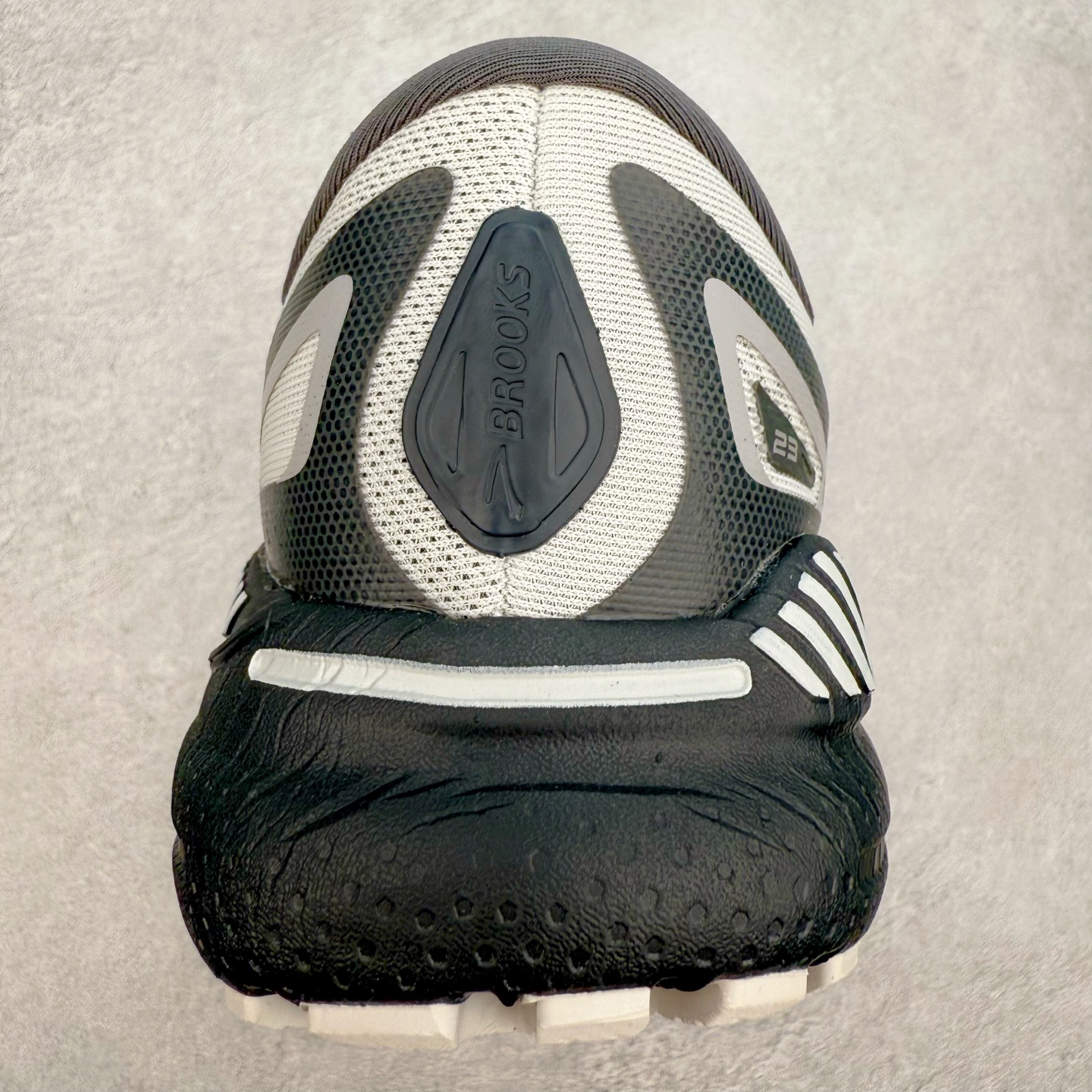 图片[8]-Brooks布鲁克斯 Adrenaline GTS 23 舒适时尚减震透气低帮休闲跑步鞋 Brooks 四大跑鞋之一 百年品牌 跑鞋从外形上基本就能判断这是一款速度跑鞋 简洁干练的外形结构和极强的运动流线型看着非常有速度感 上脚的第一感觉是非常轻 美码9码的鞋单只206g不到 从个人偏好来说 200g左右的竞速鞋最具安全感 鞋面采用单层网布 很薄 前掌使用了大量开放式网眼 排气直接快速 透气性上乘 鞋舌也是轻量化设计 仅为一层麂皮 和脚背完美贴合 鞋舌中央有个防偏穿孔 从实际穿着来看 通常鞋舌都是外偏 如果是防偏穿孔位于中心 防偏效果其实并不十分有效 如果采用趋外侧的偏心设计更有效 鞋帮泡棉填充量不大 但非常紧凑 贴合舒适 包裹稳固 内置硬质TPU保证必要的稳定性 跑鞋中底采用的是DNA FLASH科技材料 DNA FLASH中底科技 是Brooks第一款将氮气注入中底的创新科技 主要原理是借助“超临界流体”发泡技术 将液态氮稳定的转化为气态氮 并使其均匀地形成无数紧密贴合的密闭式气囊结构 尺码：36 36.5 37.5 38 38.5 39 40 40.5 41 42 42.5 43 44 44.5 45 46-选品中心